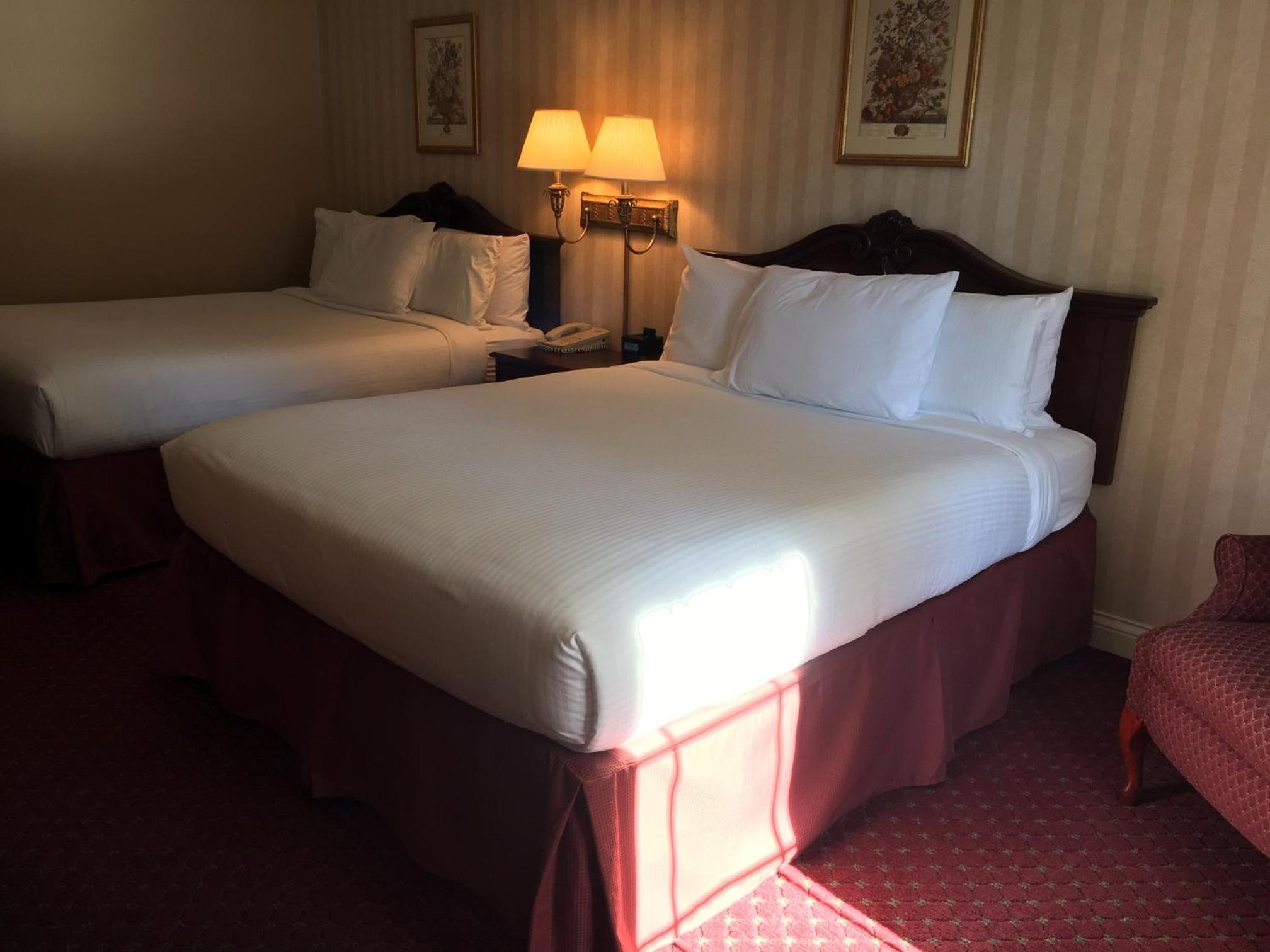 Standard Queen Room With Two Queen Beds photo 2