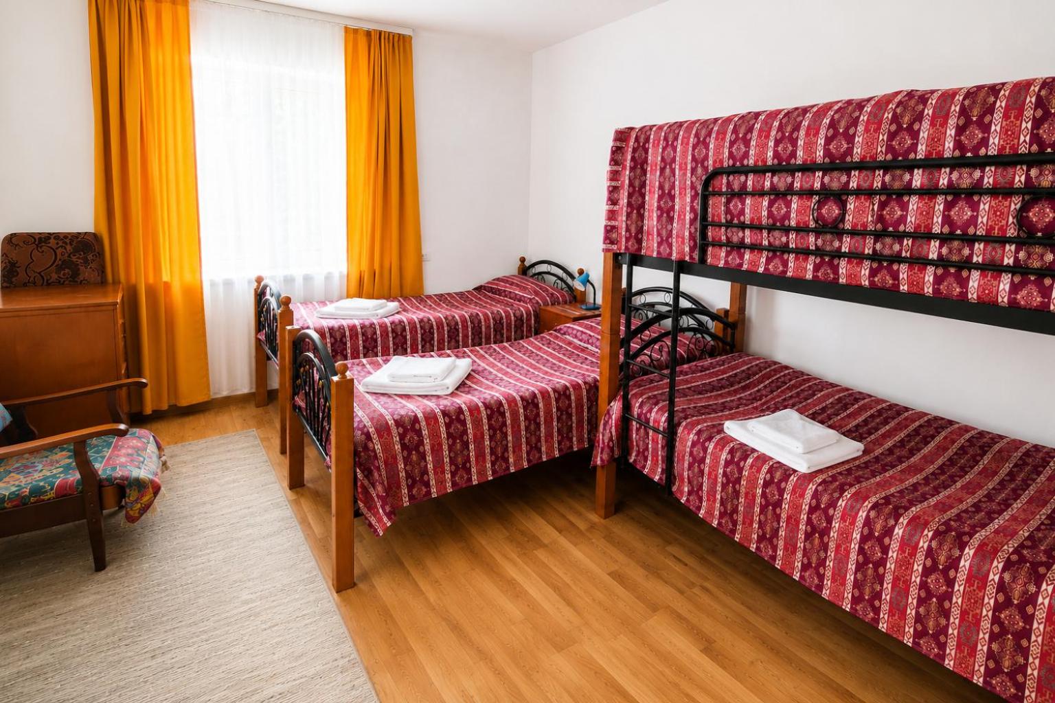Economy Triple Room photo 2