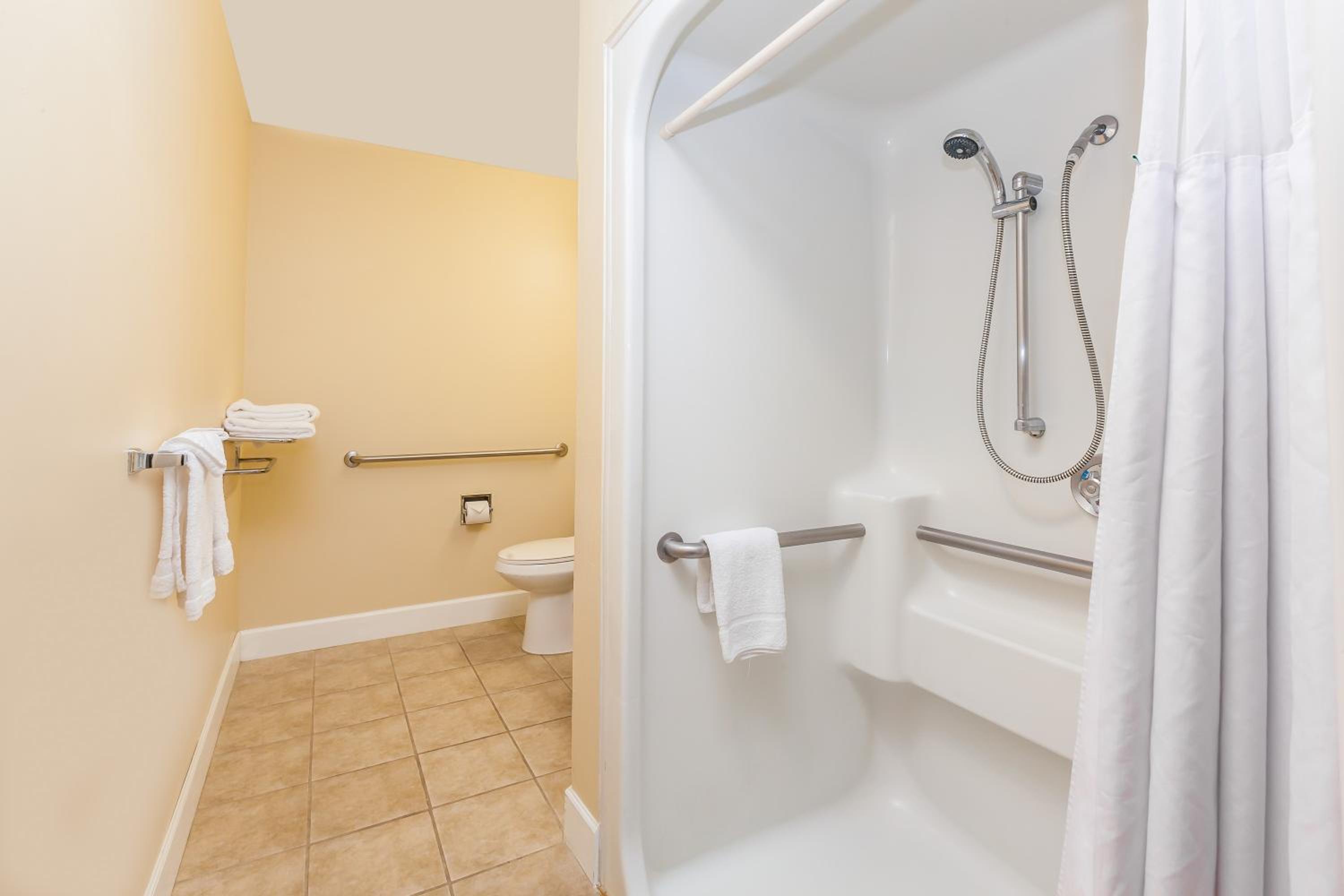 Queen Room with Two Queen Beds - Mobility Access/Non-Smoking photo 2