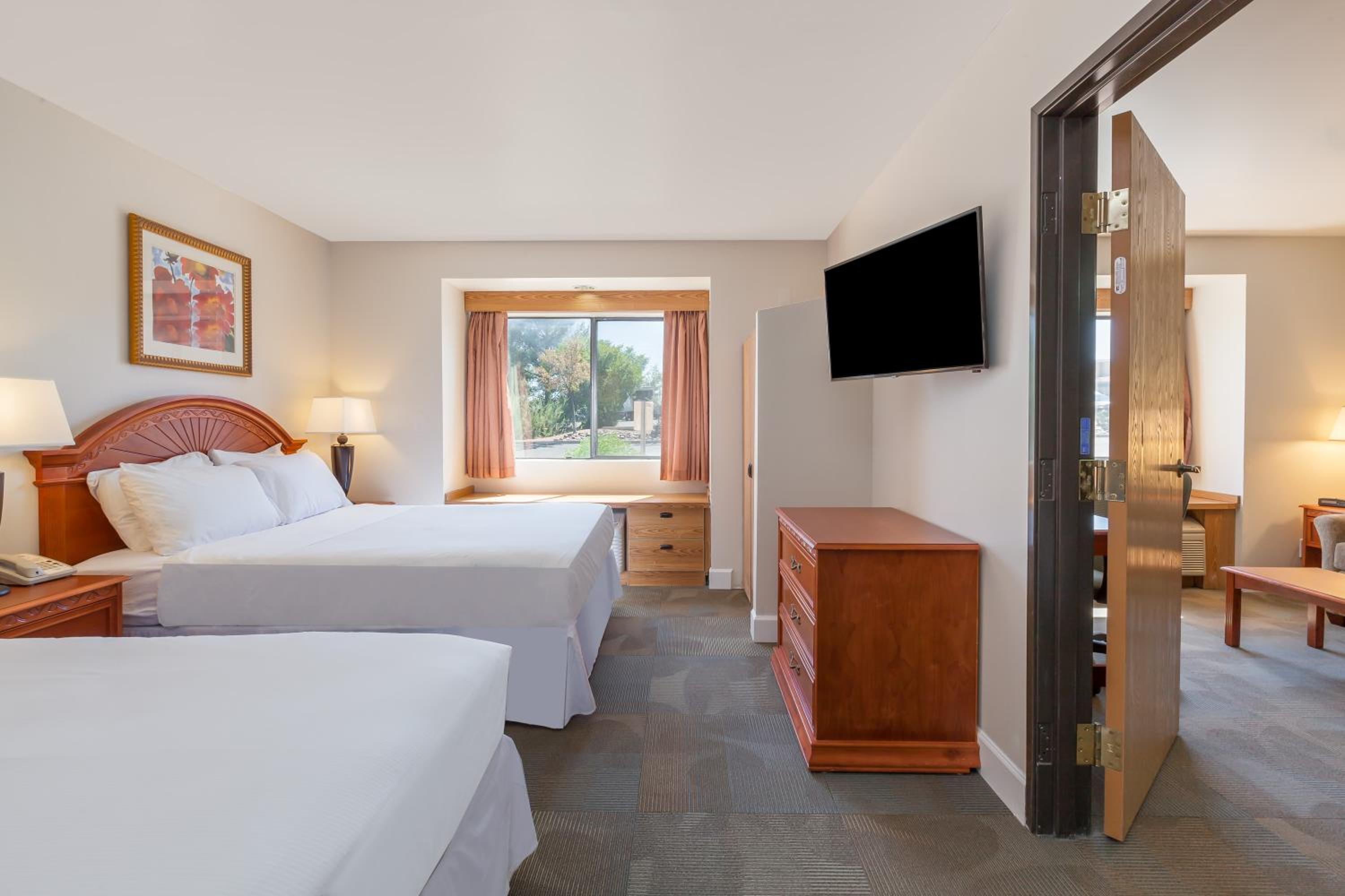 Queen Room with Two Queen Beds - Non-Smoking photo 1