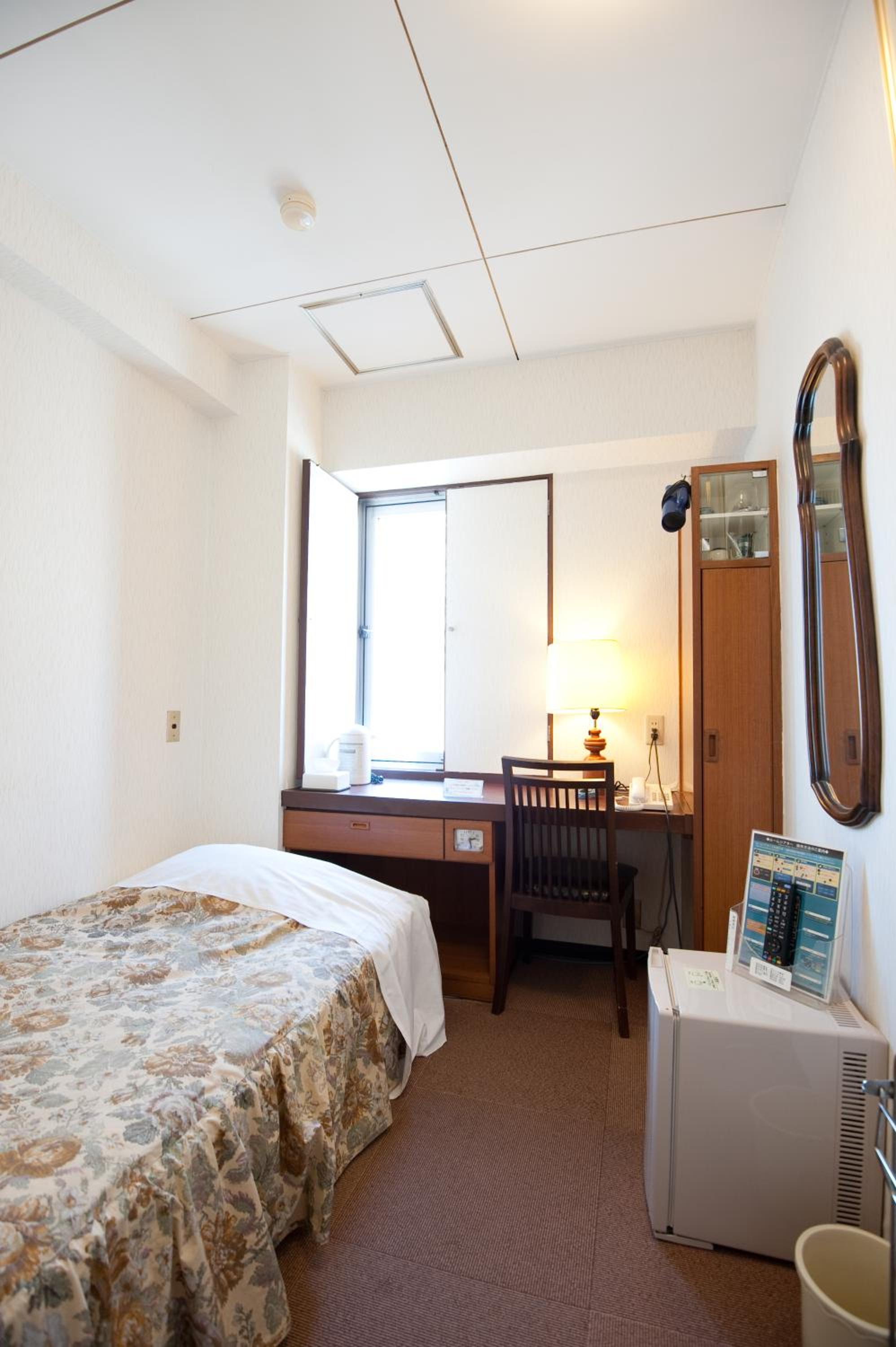 Single Room With Bathroom - Non-Smoking photo 2