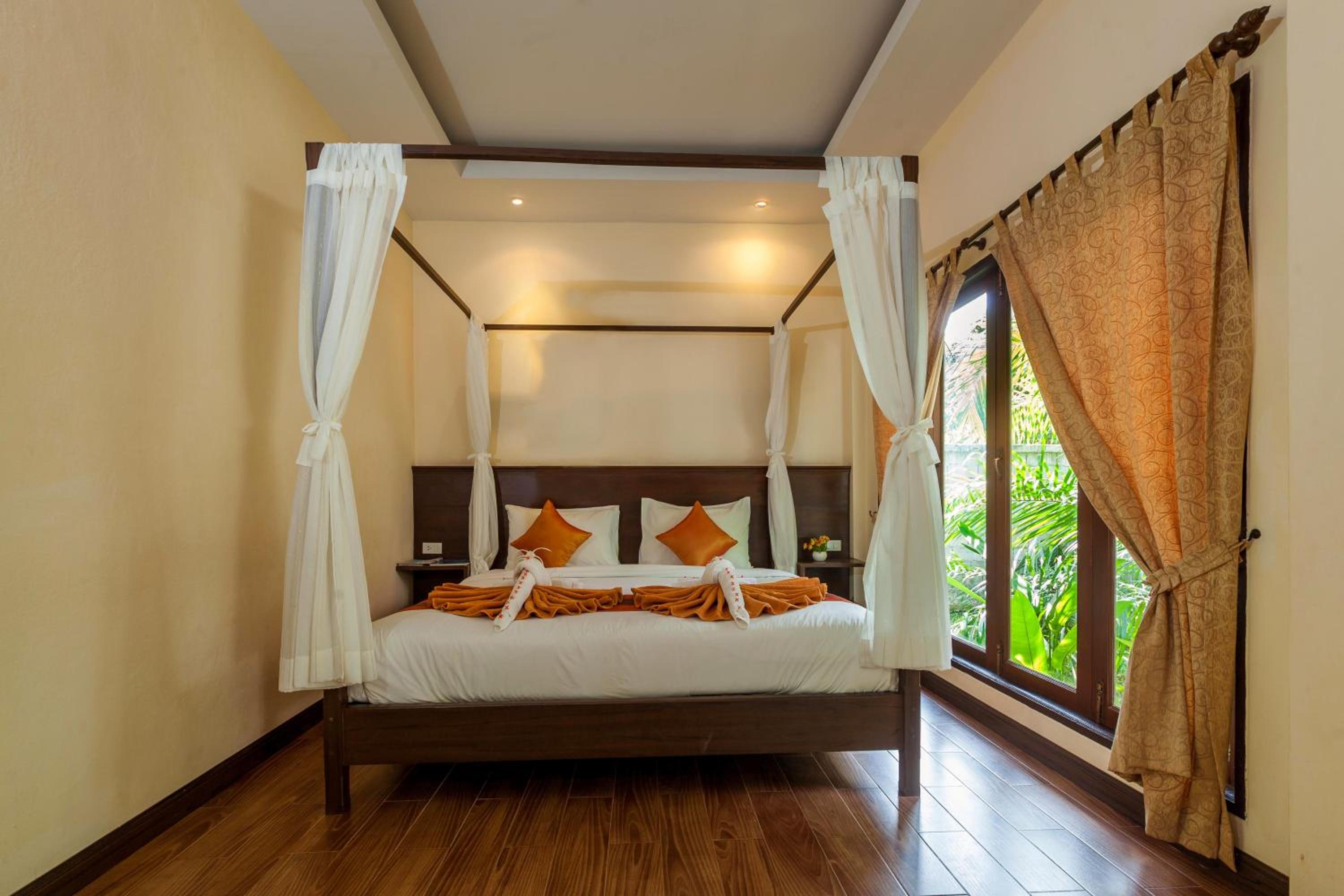 Deluxe Bungalow with Garden View - Photo 10