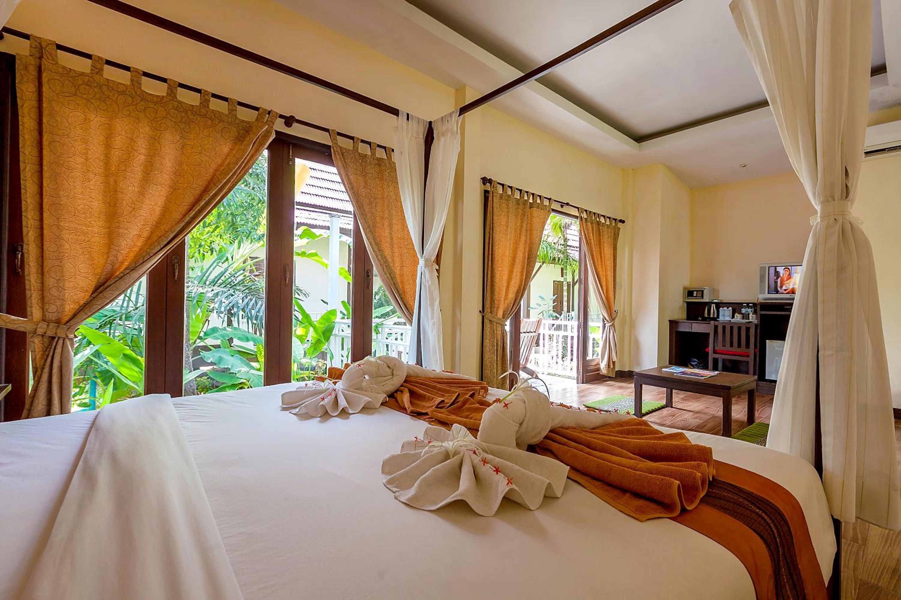 Deluxe Bungalow with Garden View - Photo 9