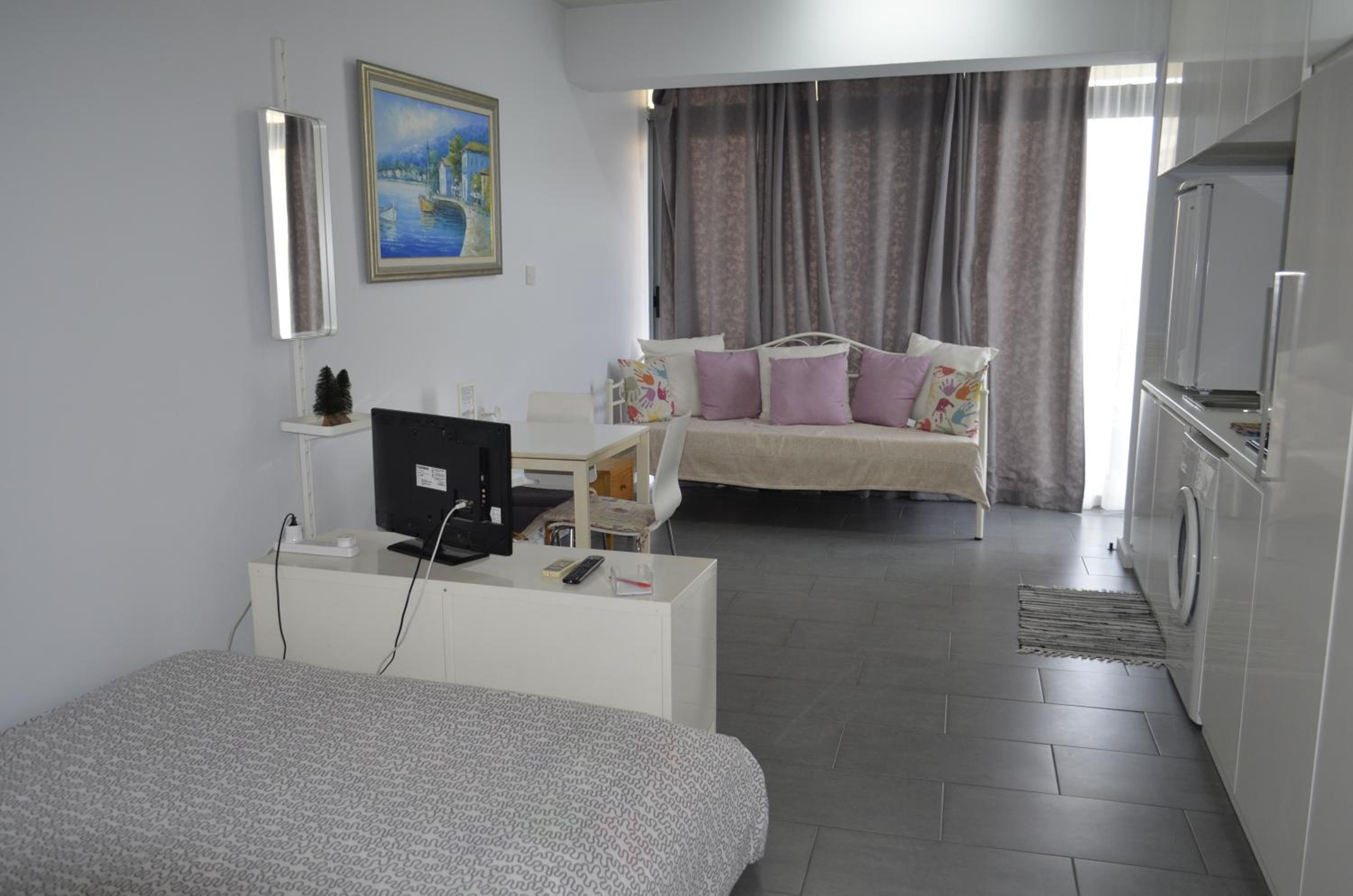 Studio with Balcony photo 3