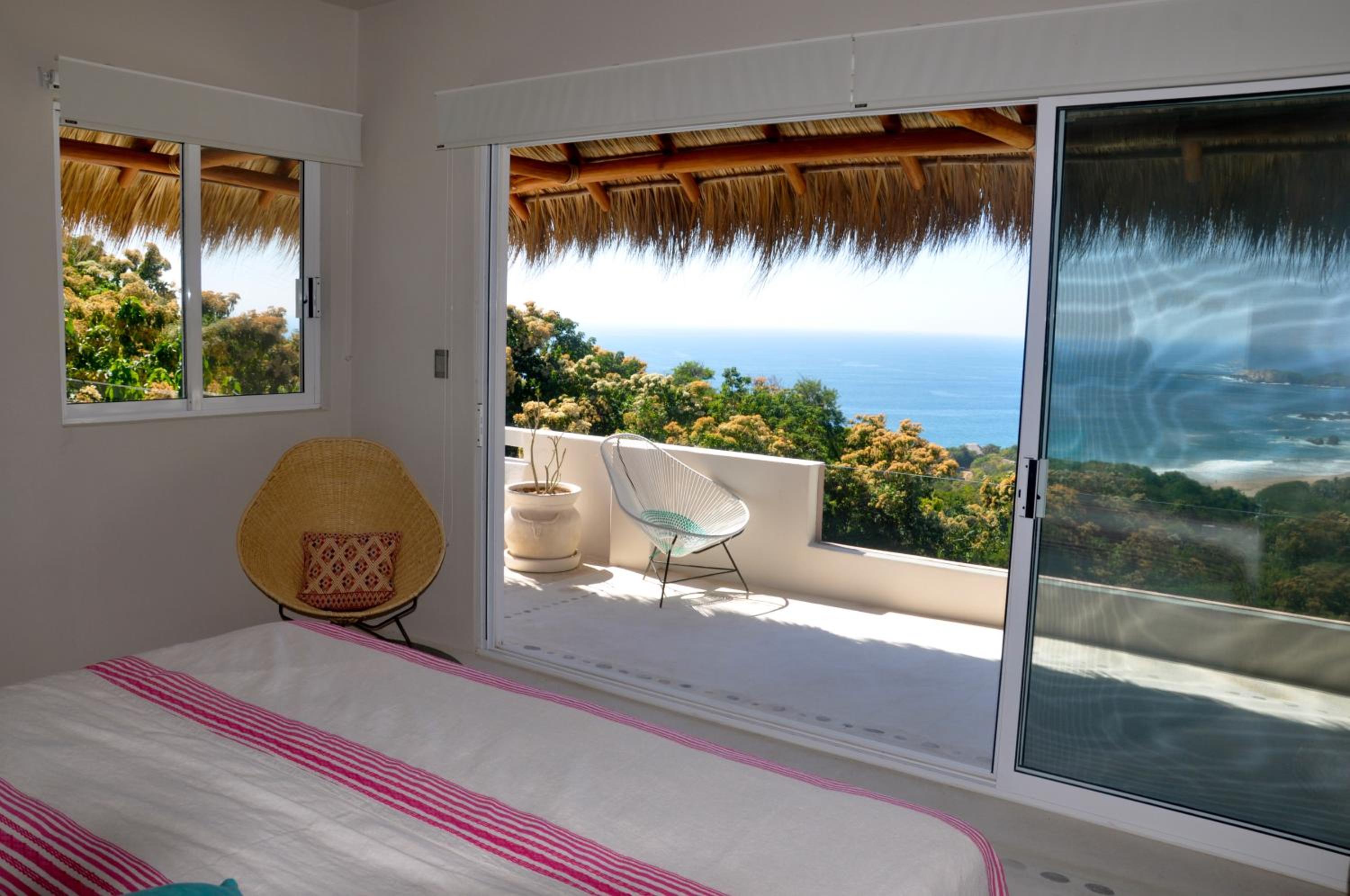 Deluxe Suite with Sea View - Photo 7