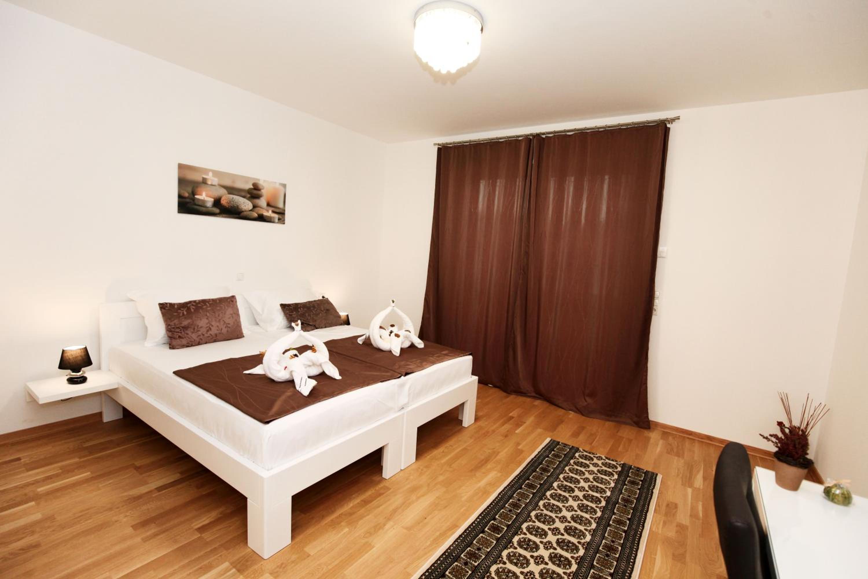 Deluxe Double or Twin Room with Balcony - Photo 1
