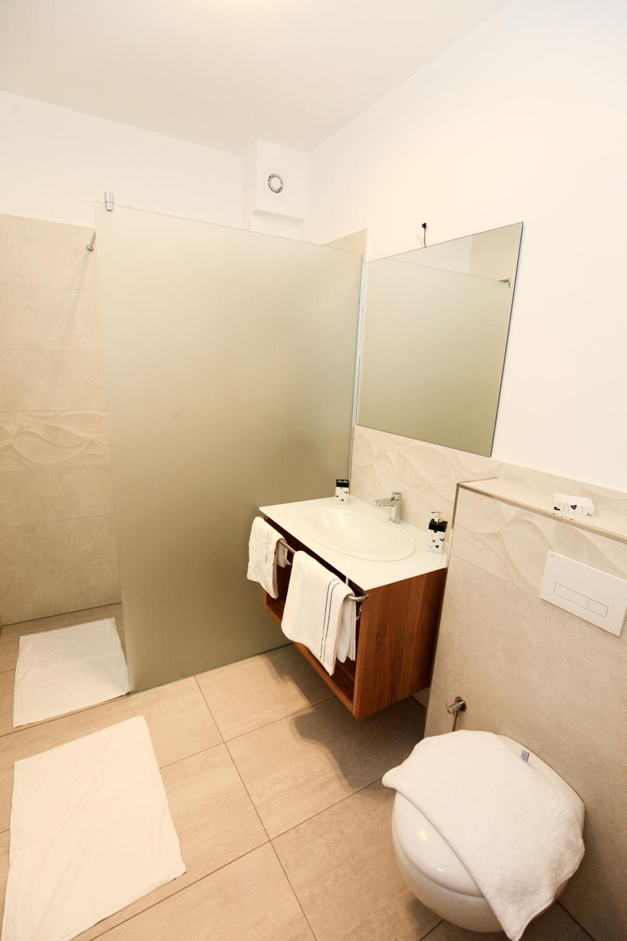 Deluxe Double or Twin Room with Balcony - Photo 17