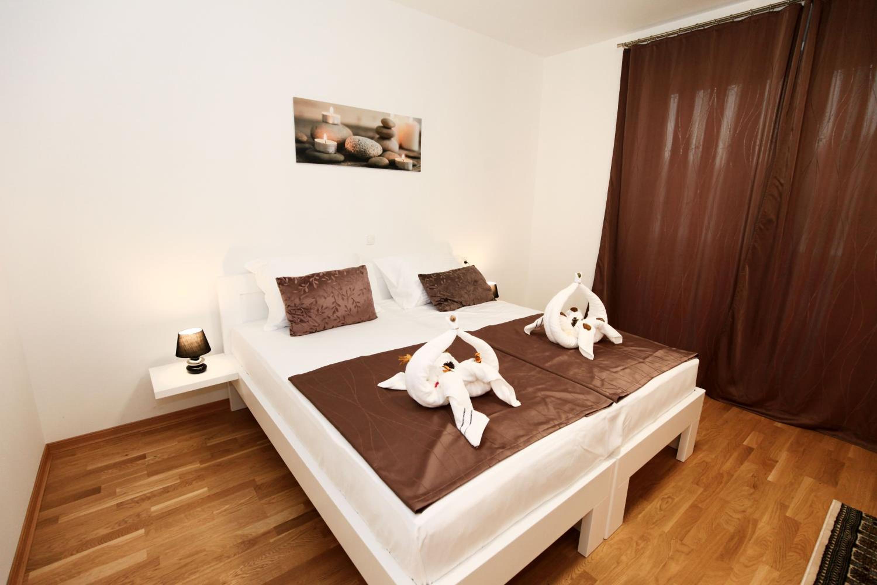 Deluxe Double or Twin Room with Balcony - Photo 12