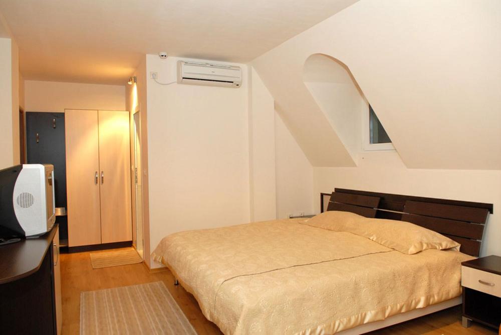 Deluxe Double Room with Extra Bed (3 Adults) - Photo 5