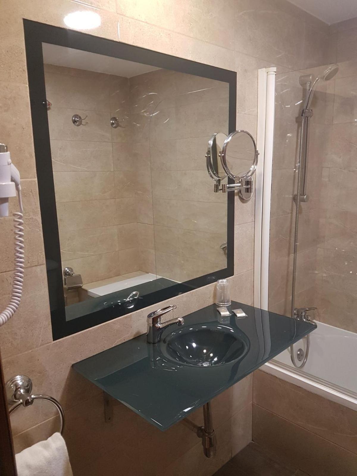 Double or Twin Room with Extra Bed - Photo 4
