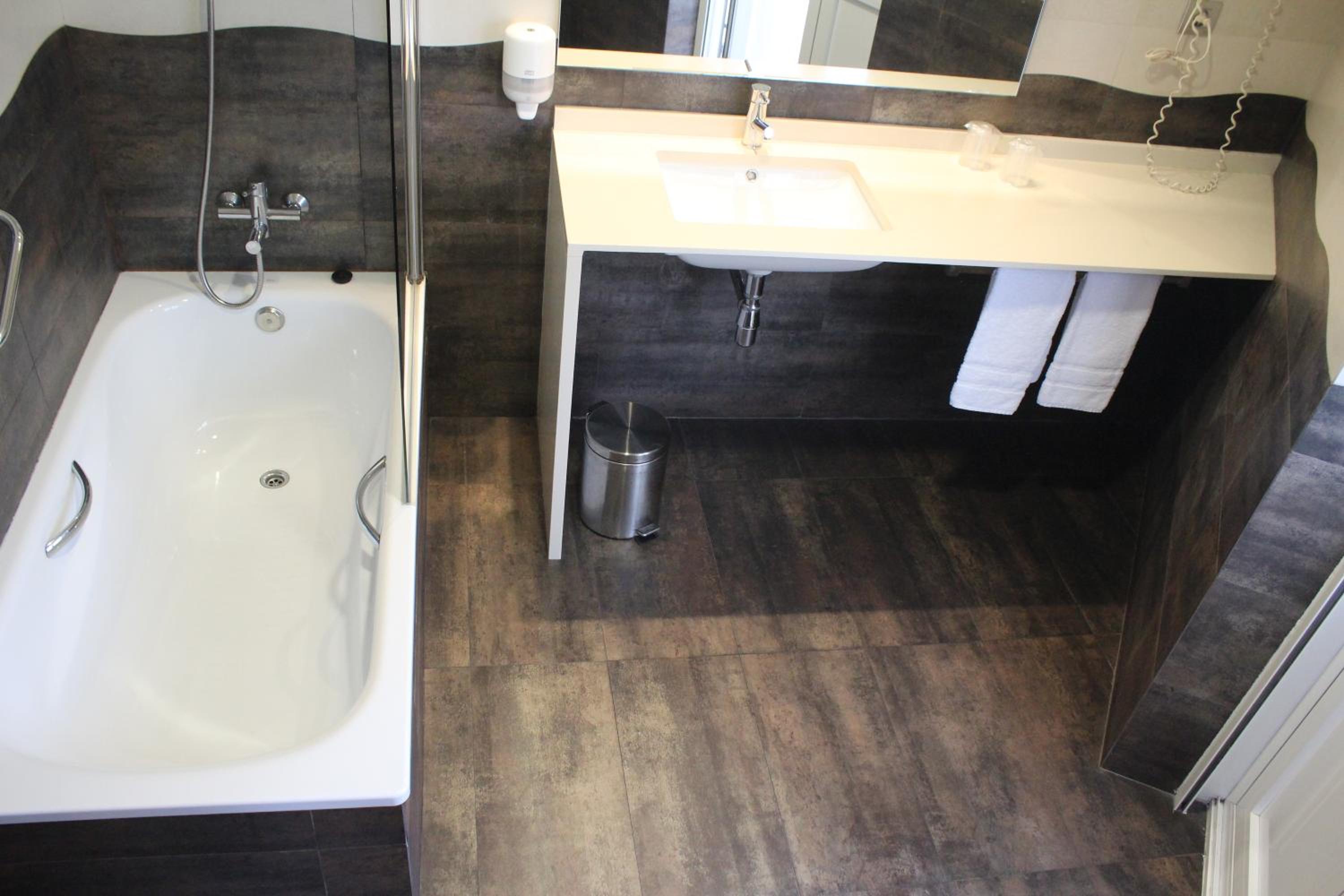 Superior Double or Twin Room - Photo 3