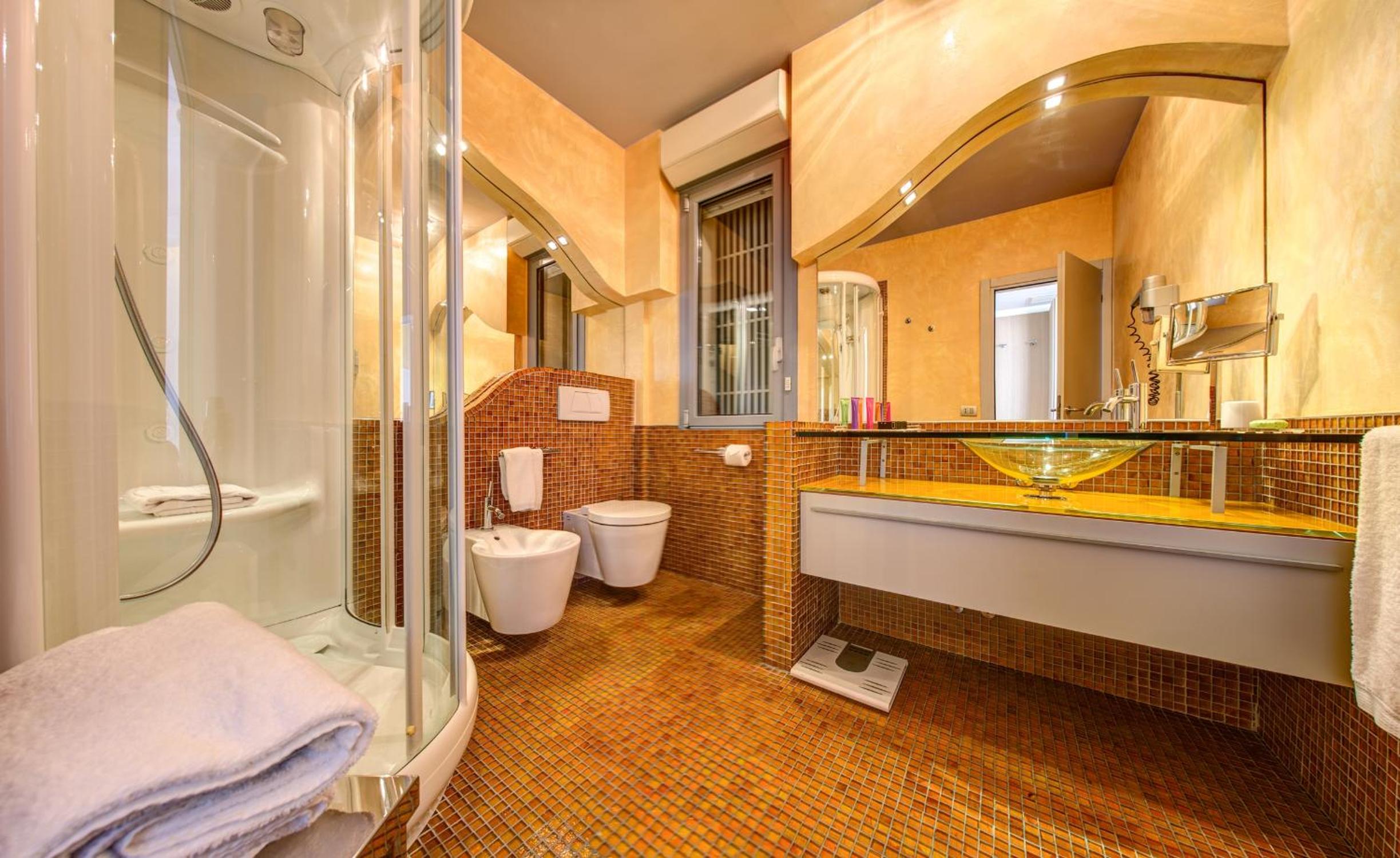 Junior Suite Executive with Spa Bath - Photo 4