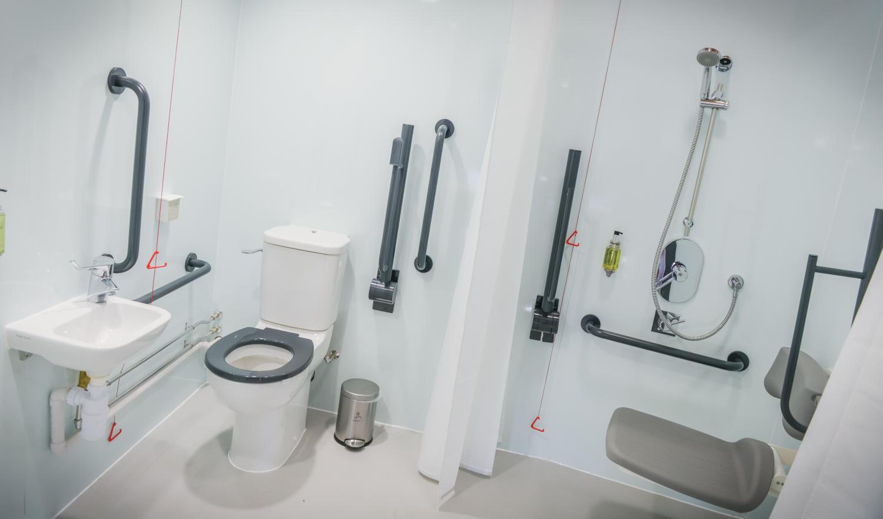 Twin Room - Disability Access - Photo 3