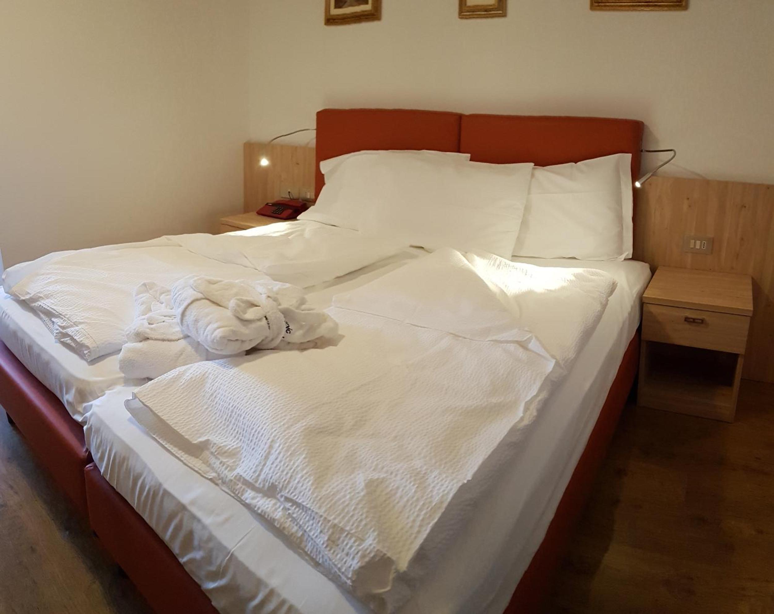 Double or Twin Room - Photo 4