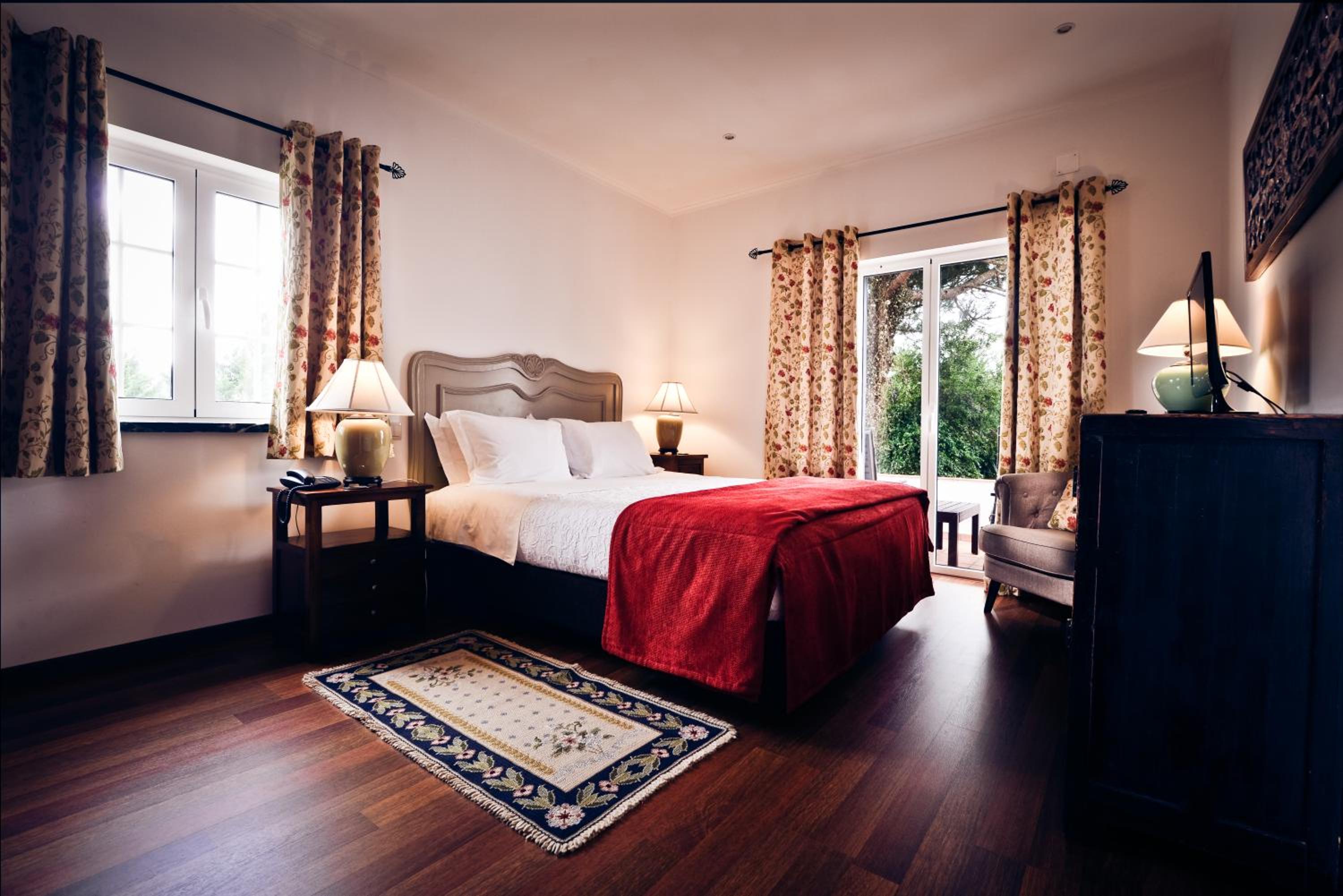 Deluxe Double Room with Balcony and Mountain View