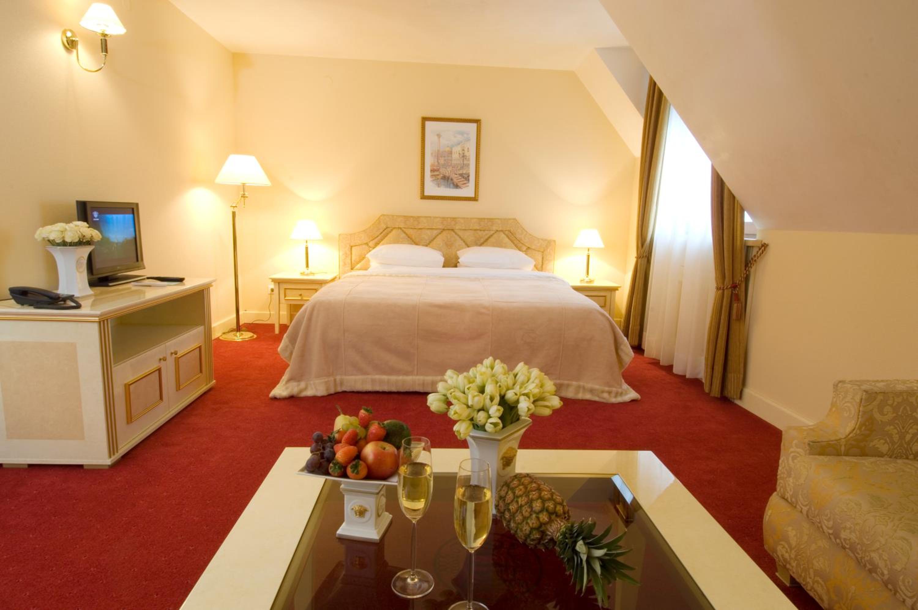 King Studio with Sofa Bed - Photo 1