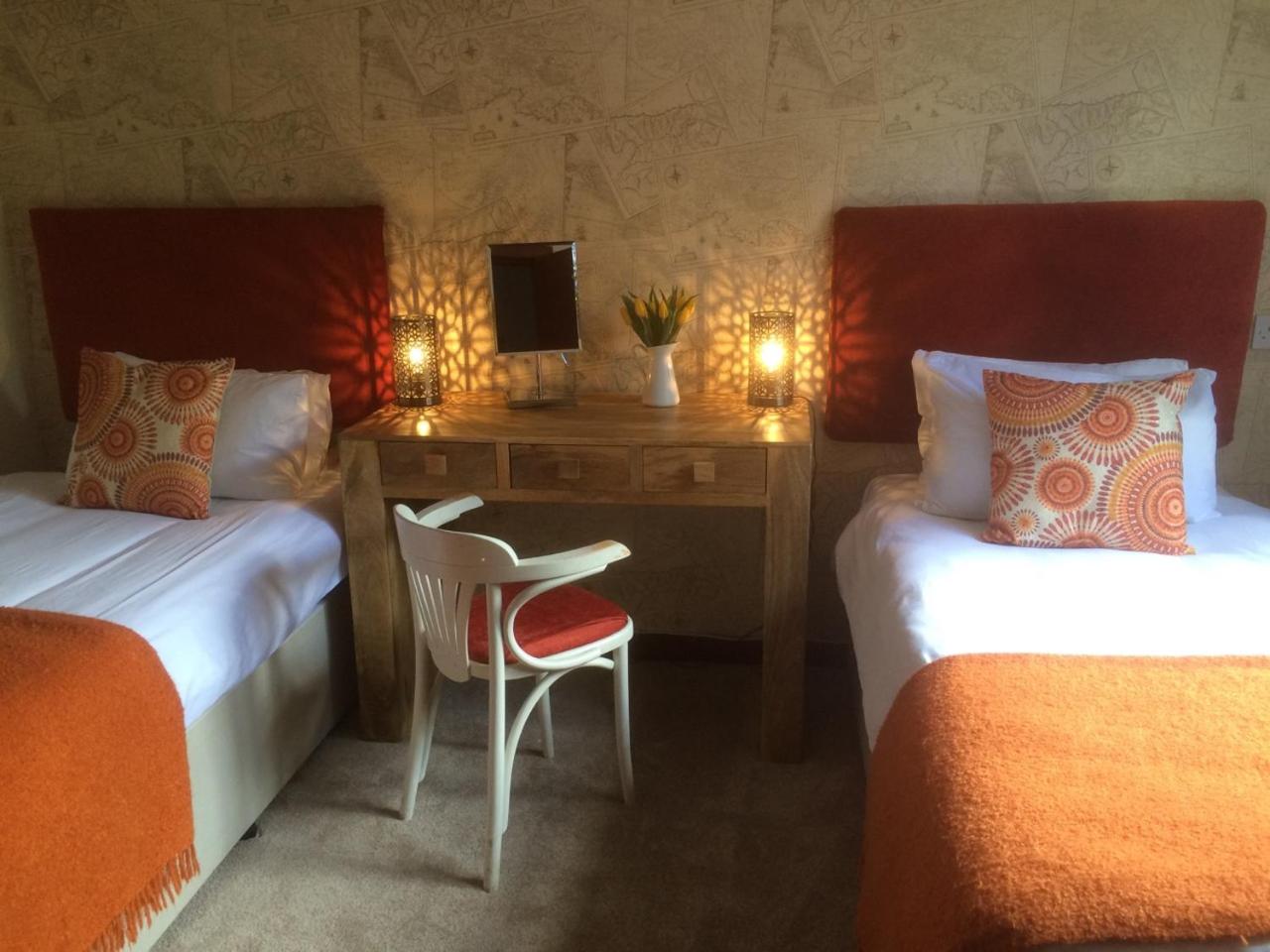 Small Twin Room - Photo 3