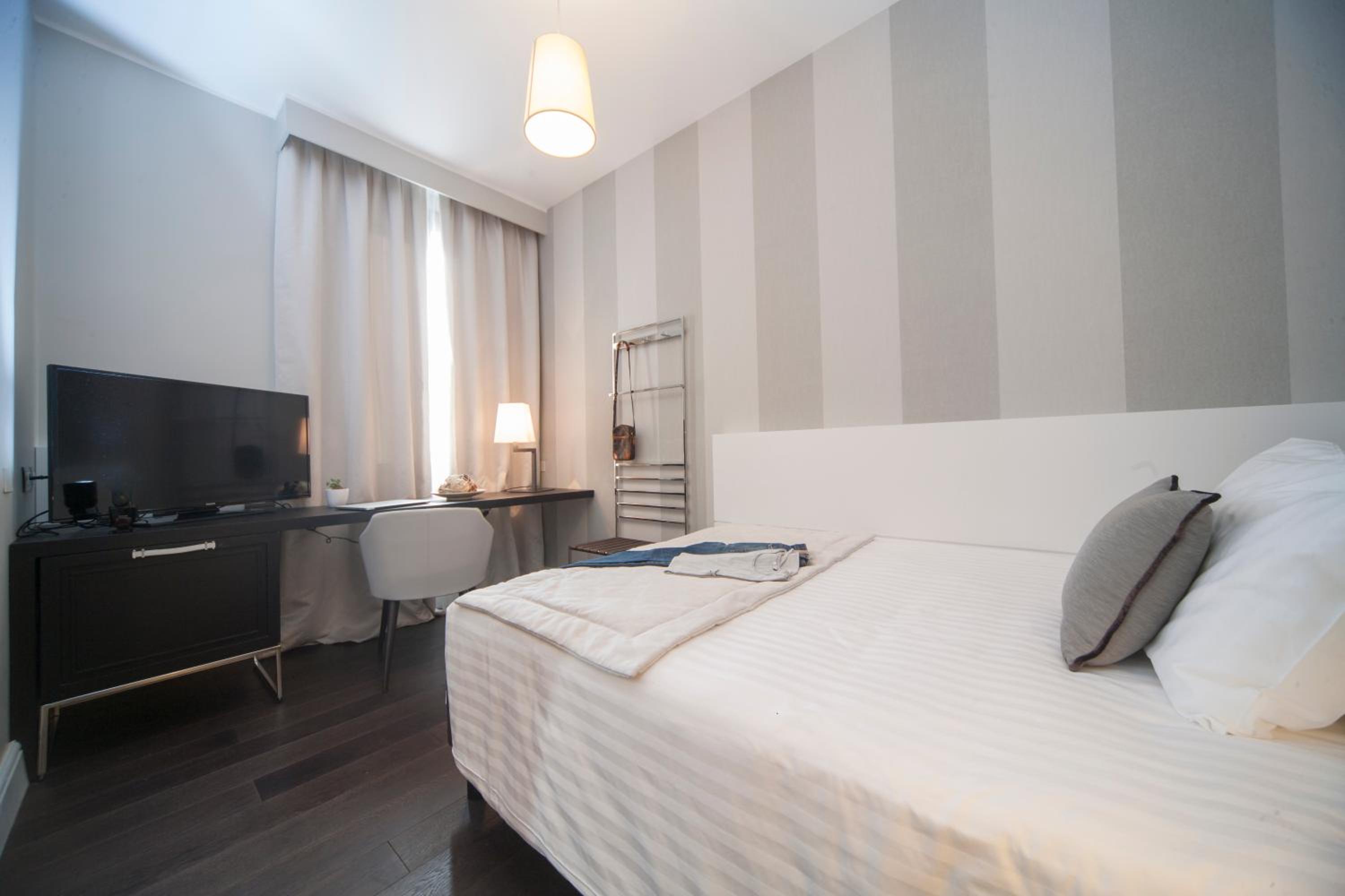 Economy Double Room French - Photo 1