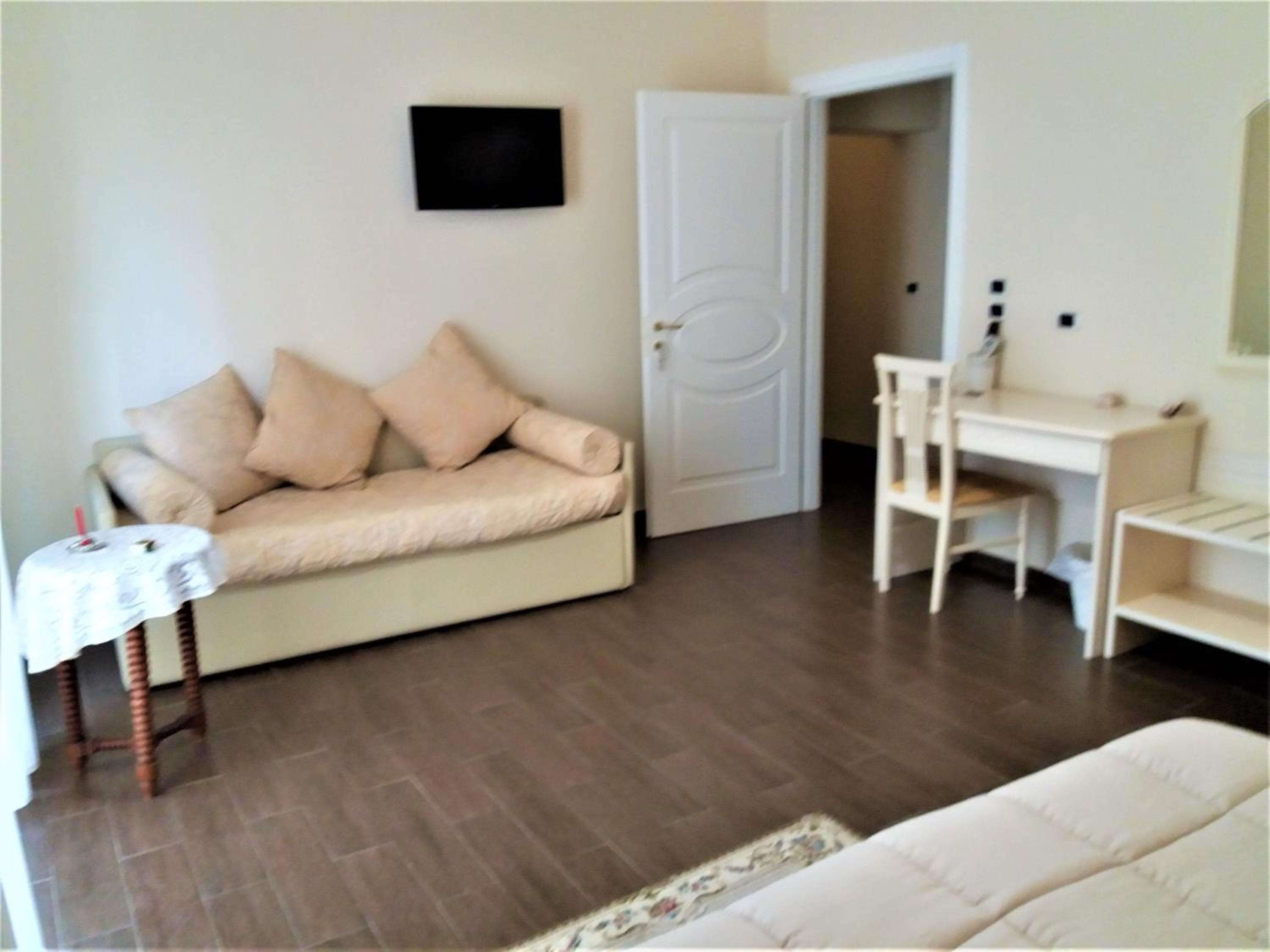 Quadruple Room with Private Bathroom - Photo 15