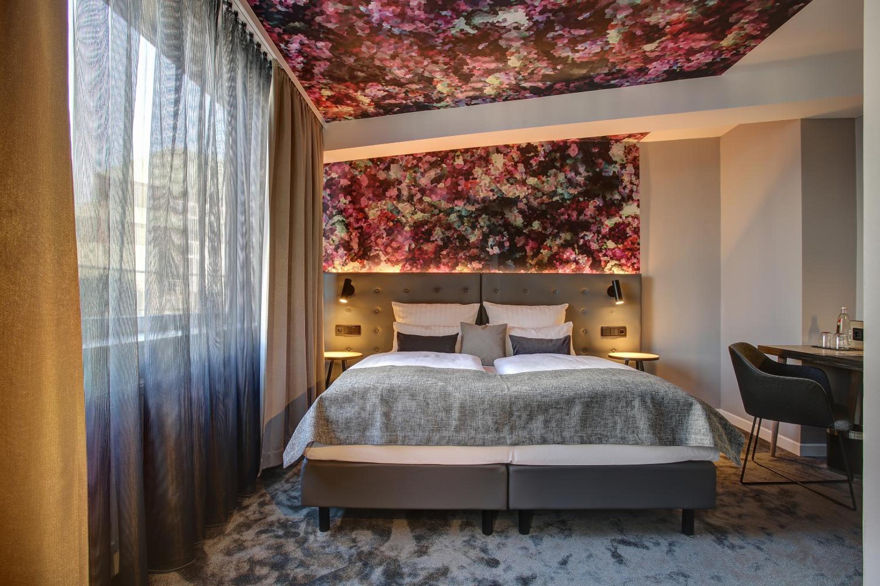 Standard Double Room thumbnail 6