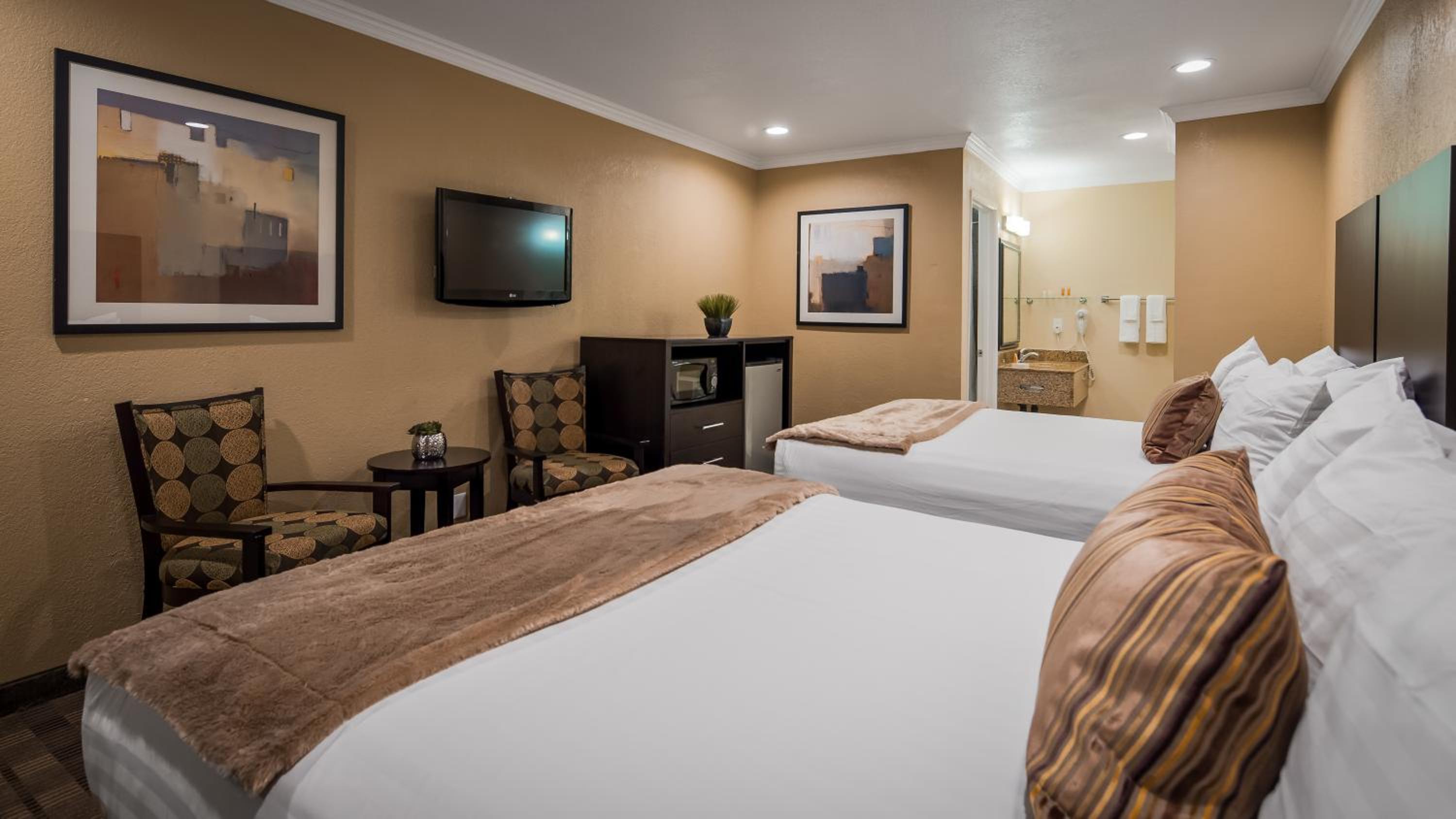 Queen Room with Two Queen Beds - Non-Smoking - Photo 3