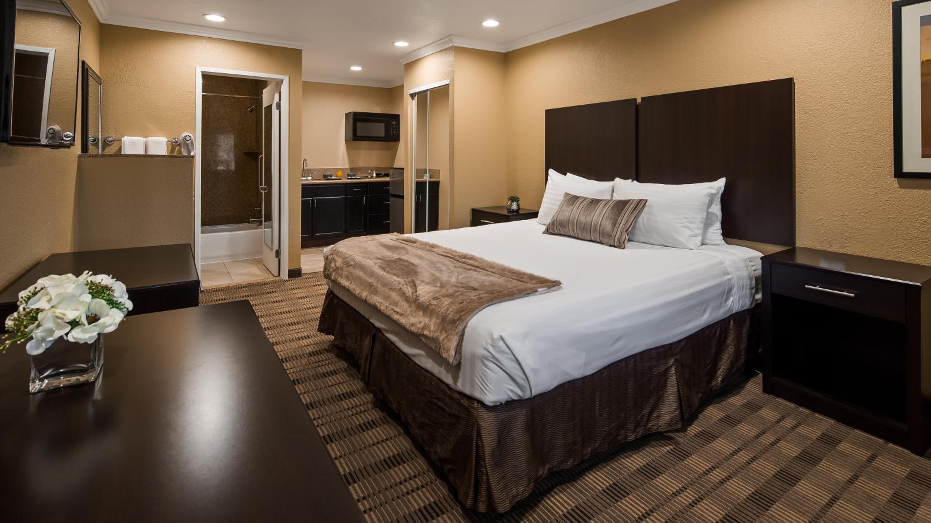 King Room with Kitchenette - Photo 1