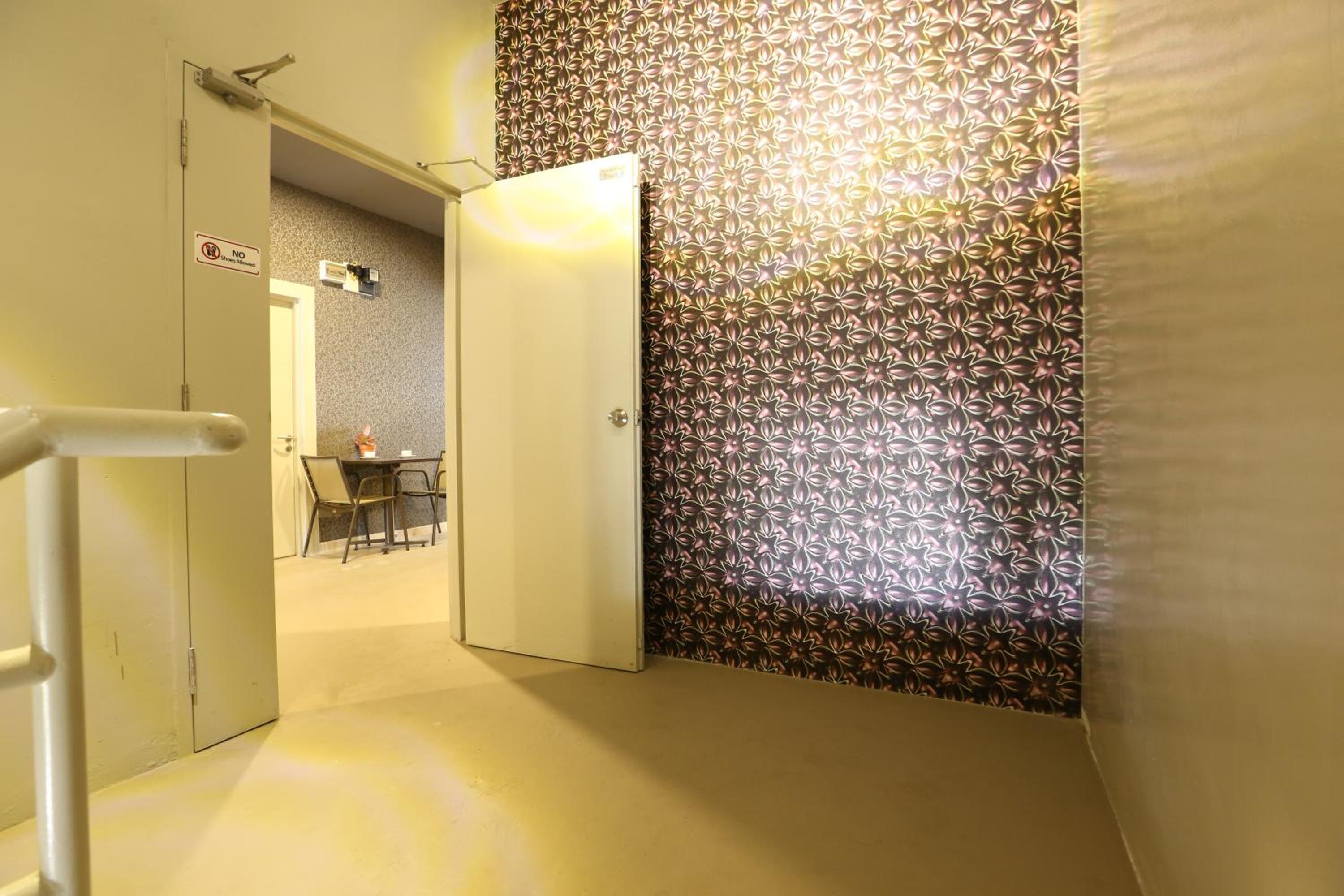 Standard Twin Room with Shared Bathroom