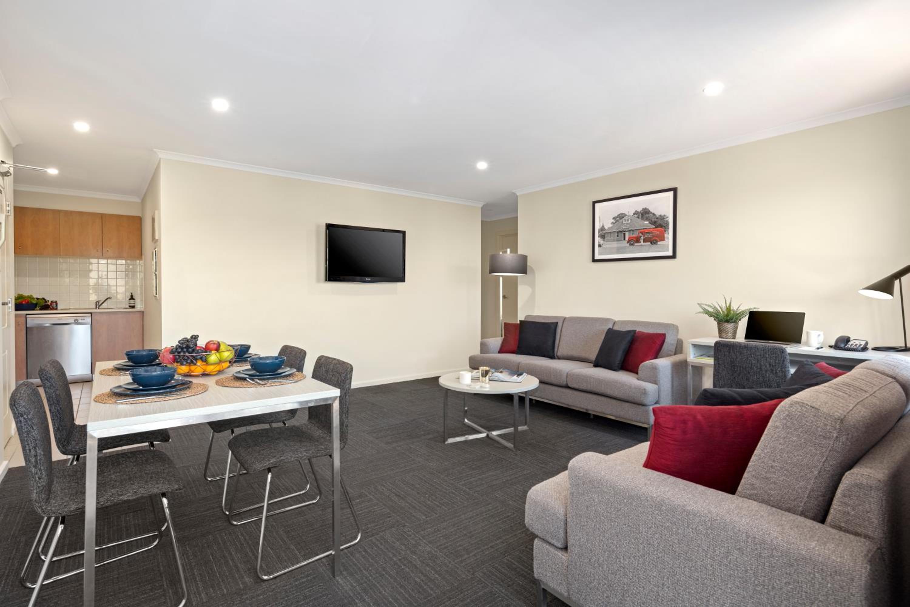Family Two-Bedroom Apartment with Balcony - Photo 2