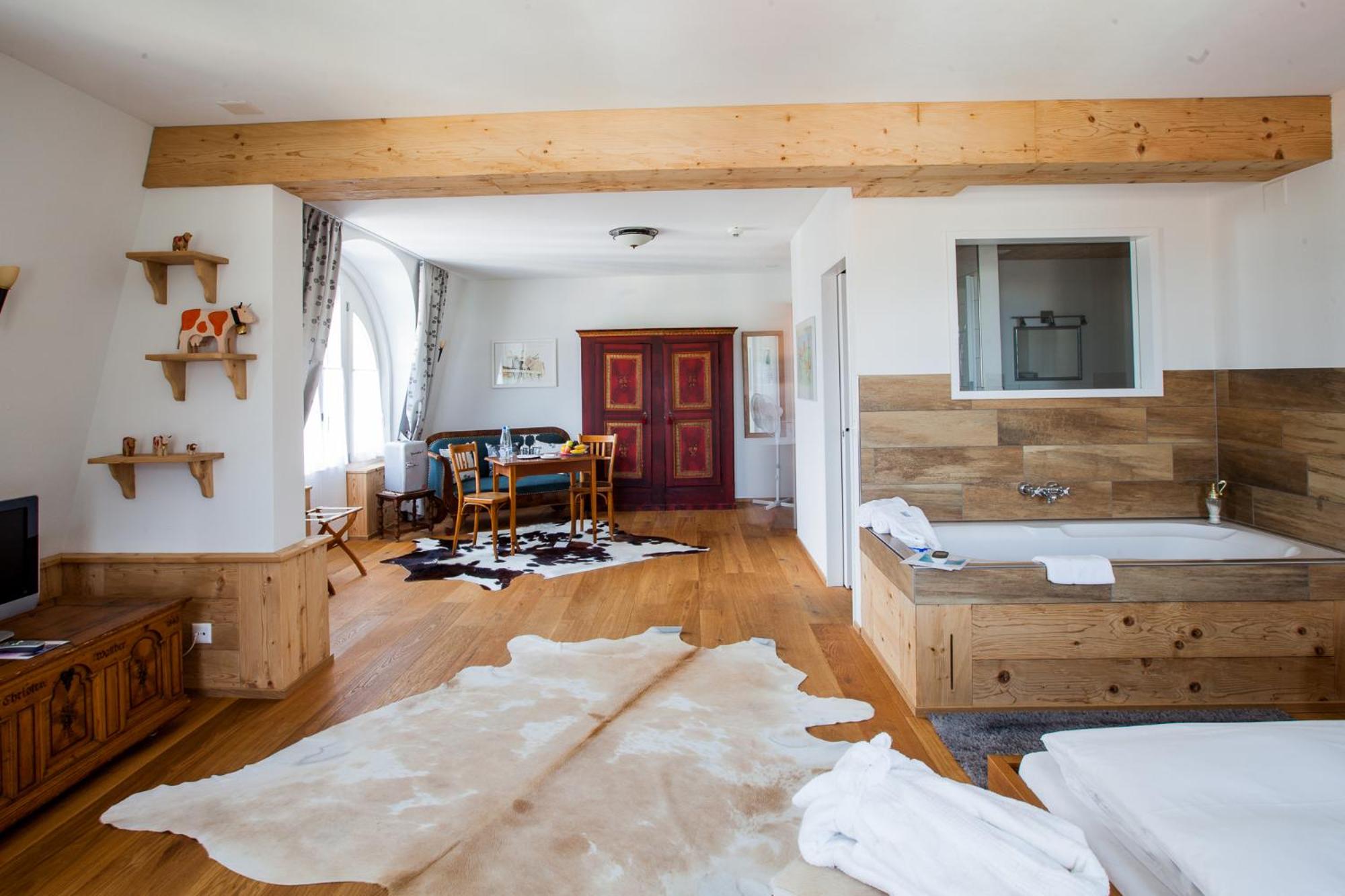 Signature Suite - Photo 5
