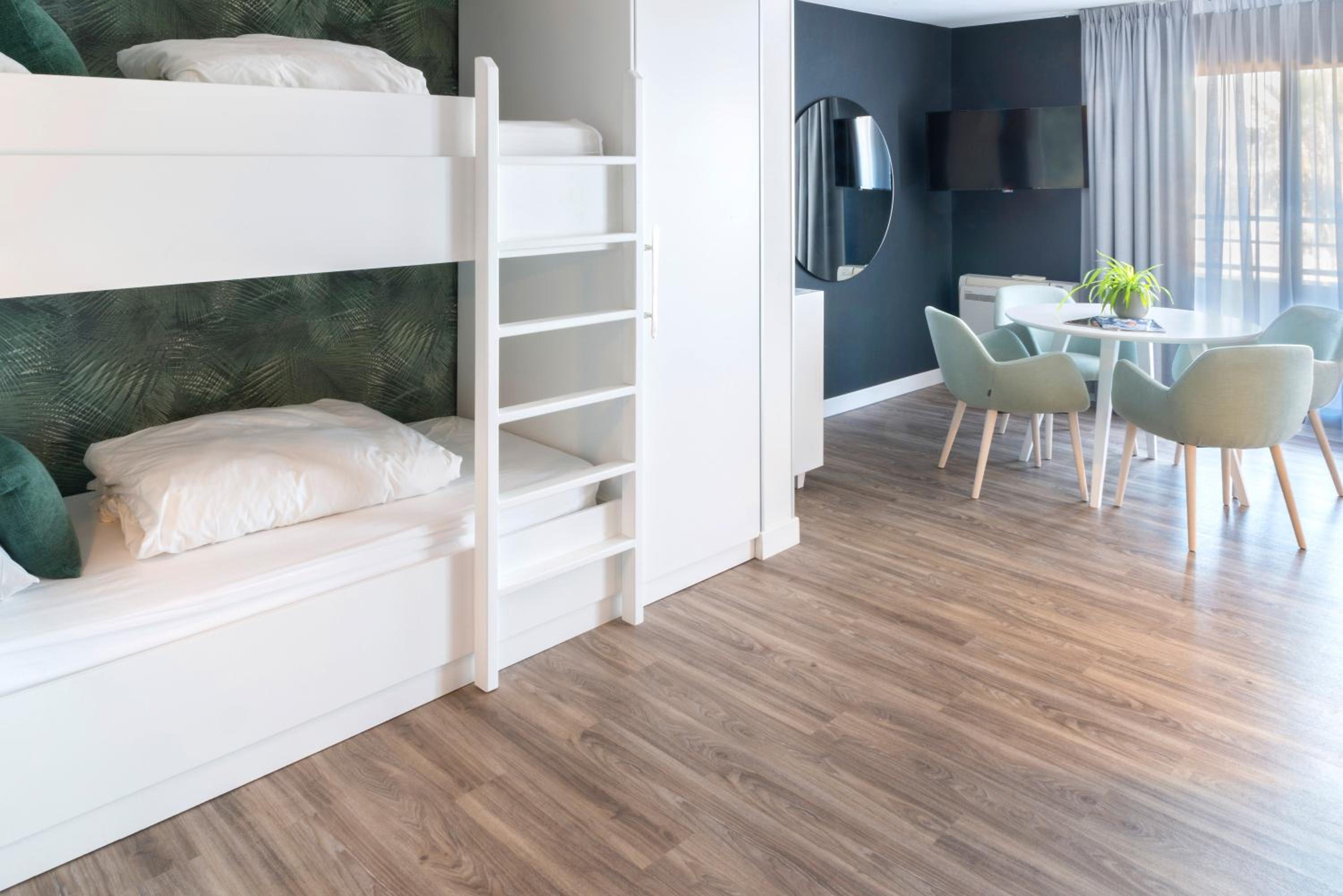 Family suite with balcony - Photo 4