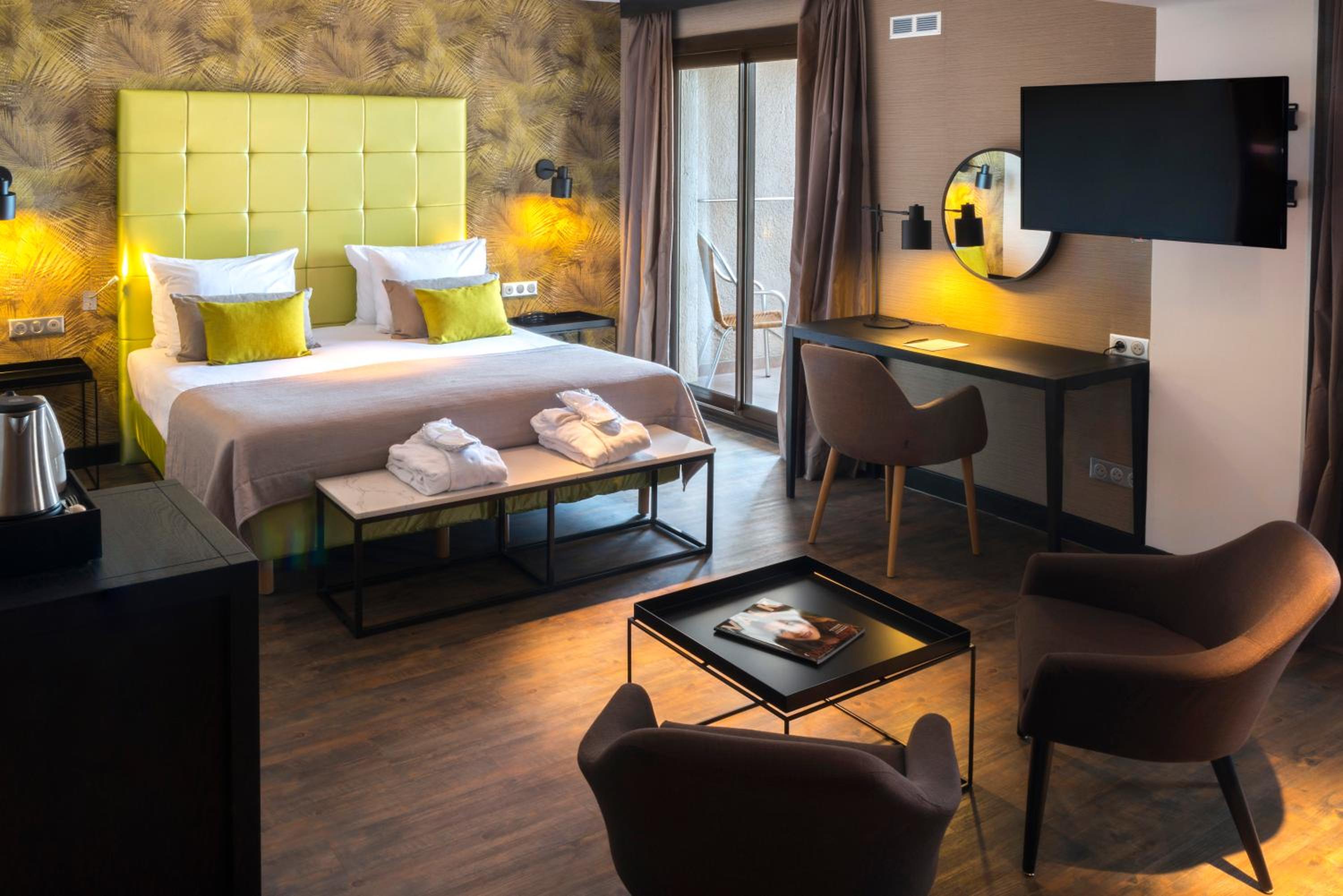 Family suite with balcony - Photo 2