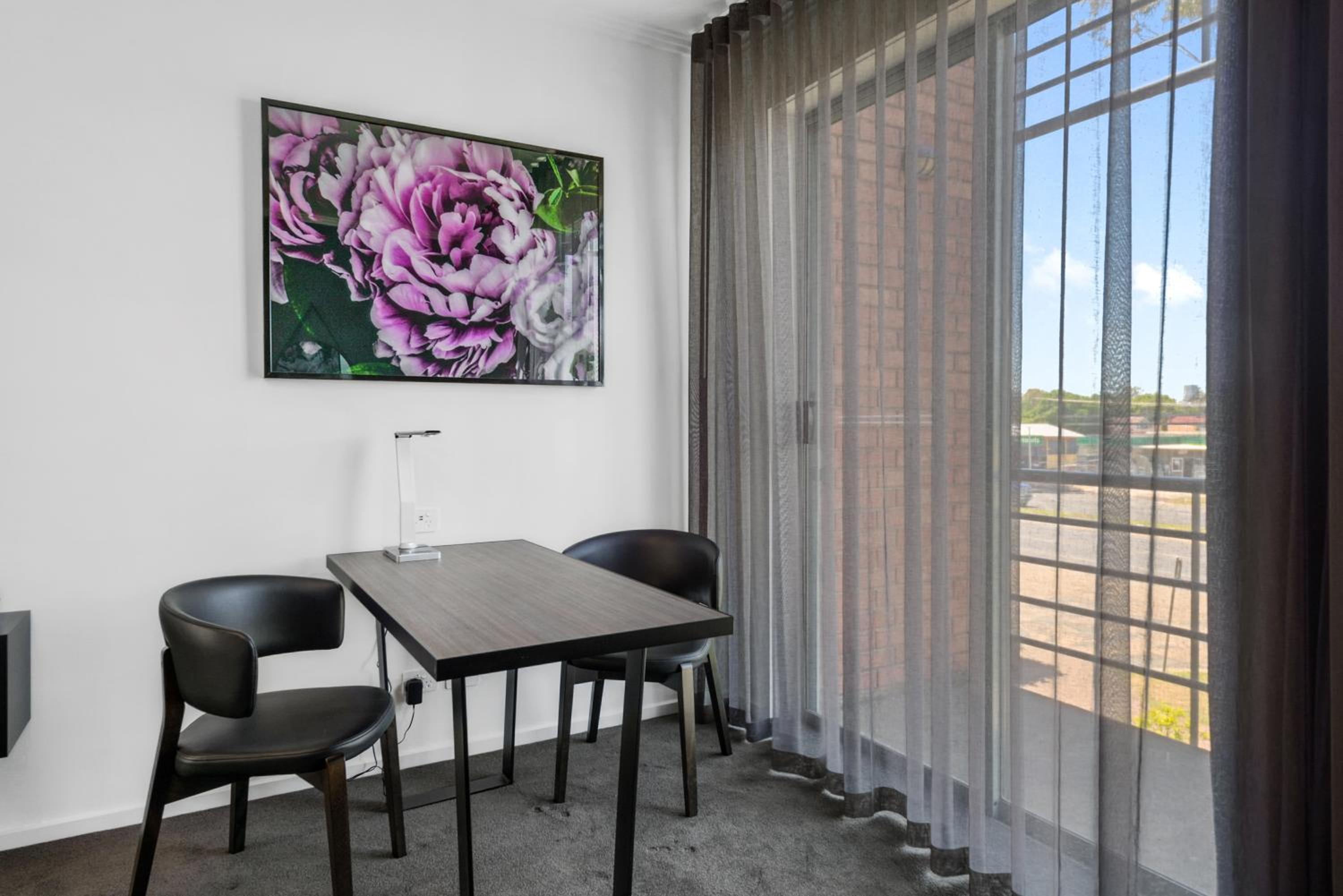 Corporate Deluxe Suite - Photo 3
