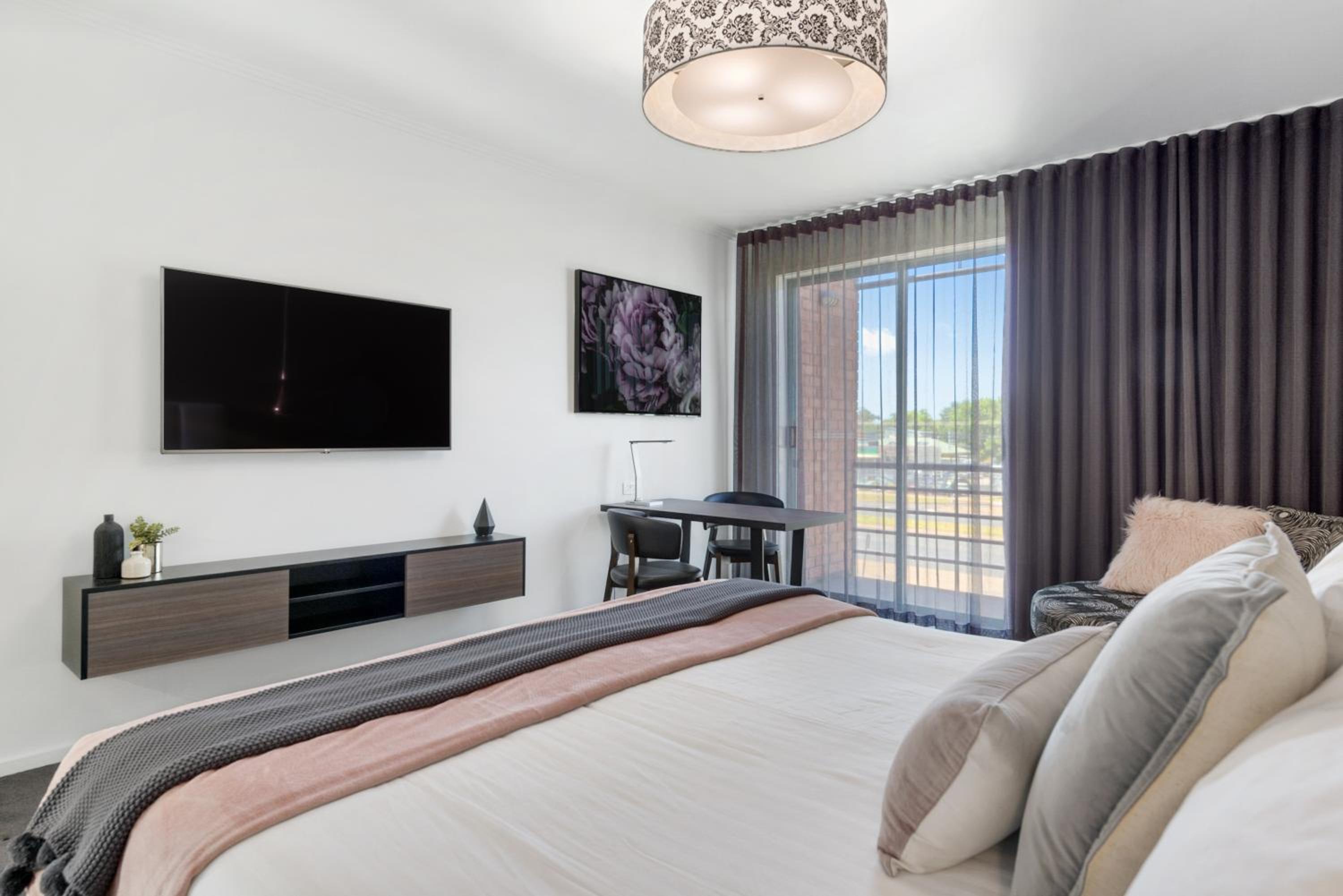 Corporate Deluxe Suite - Photo 5