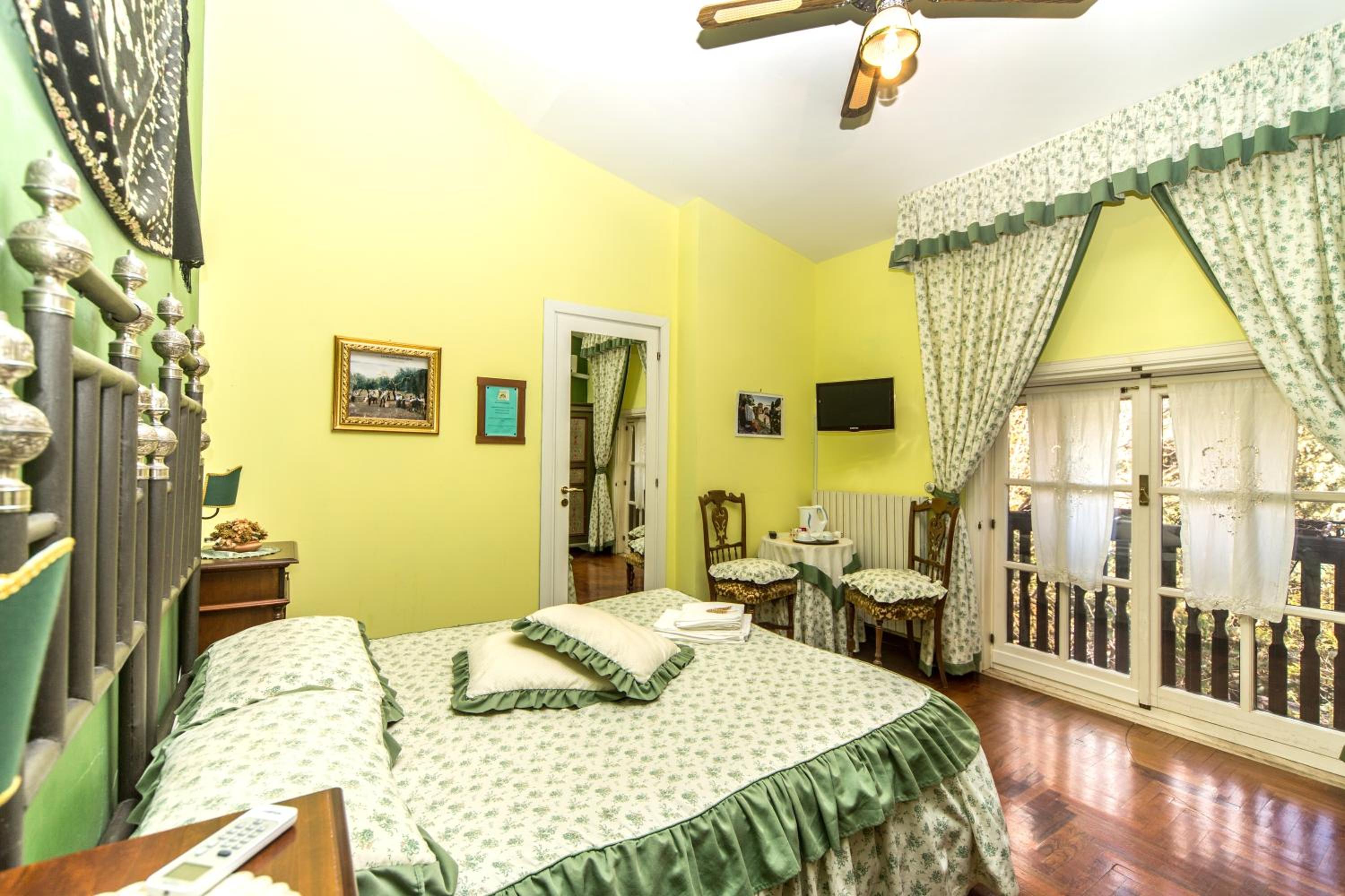 Standard King Room photo 2
