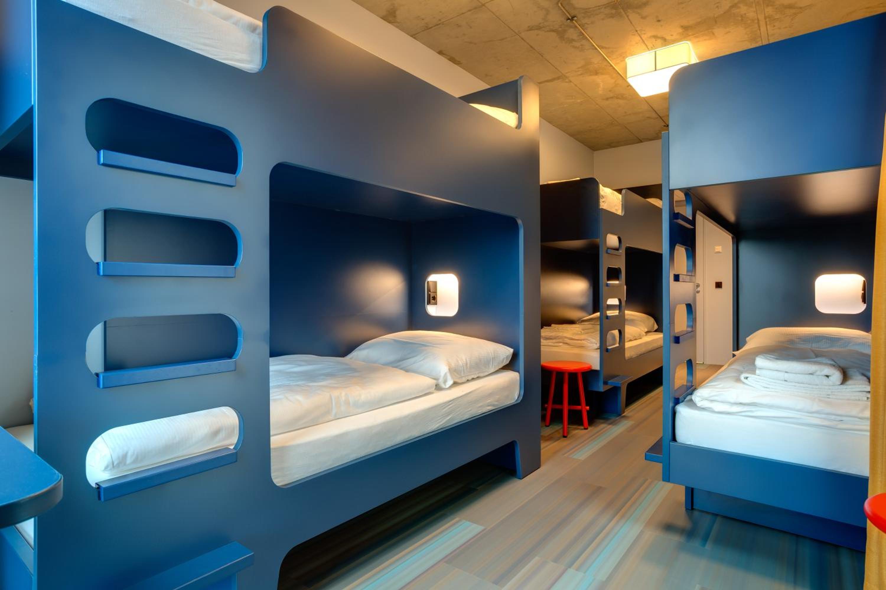 6-Bed Room photo 2