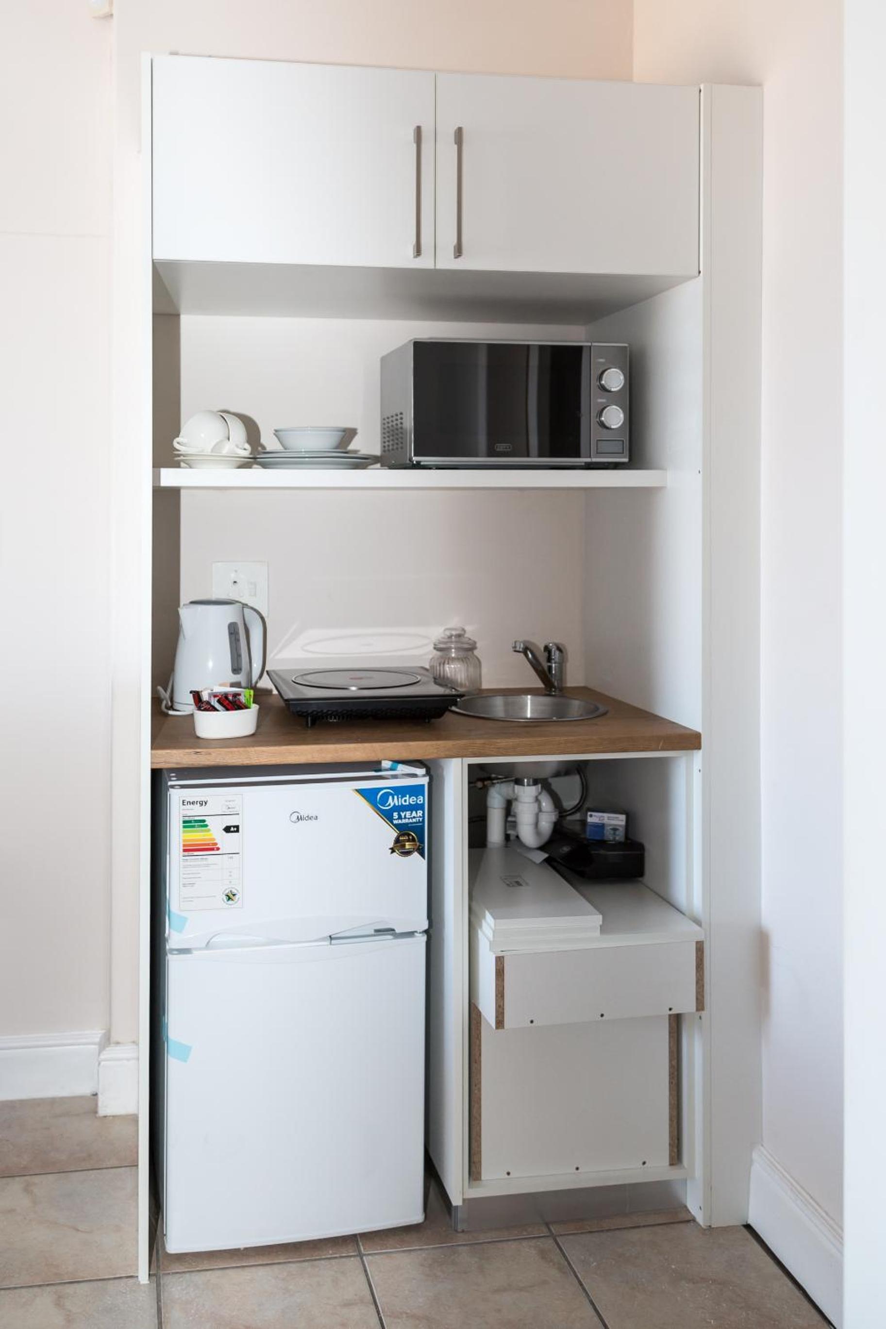 Queen Size Room with Mini Kitchen photo 3