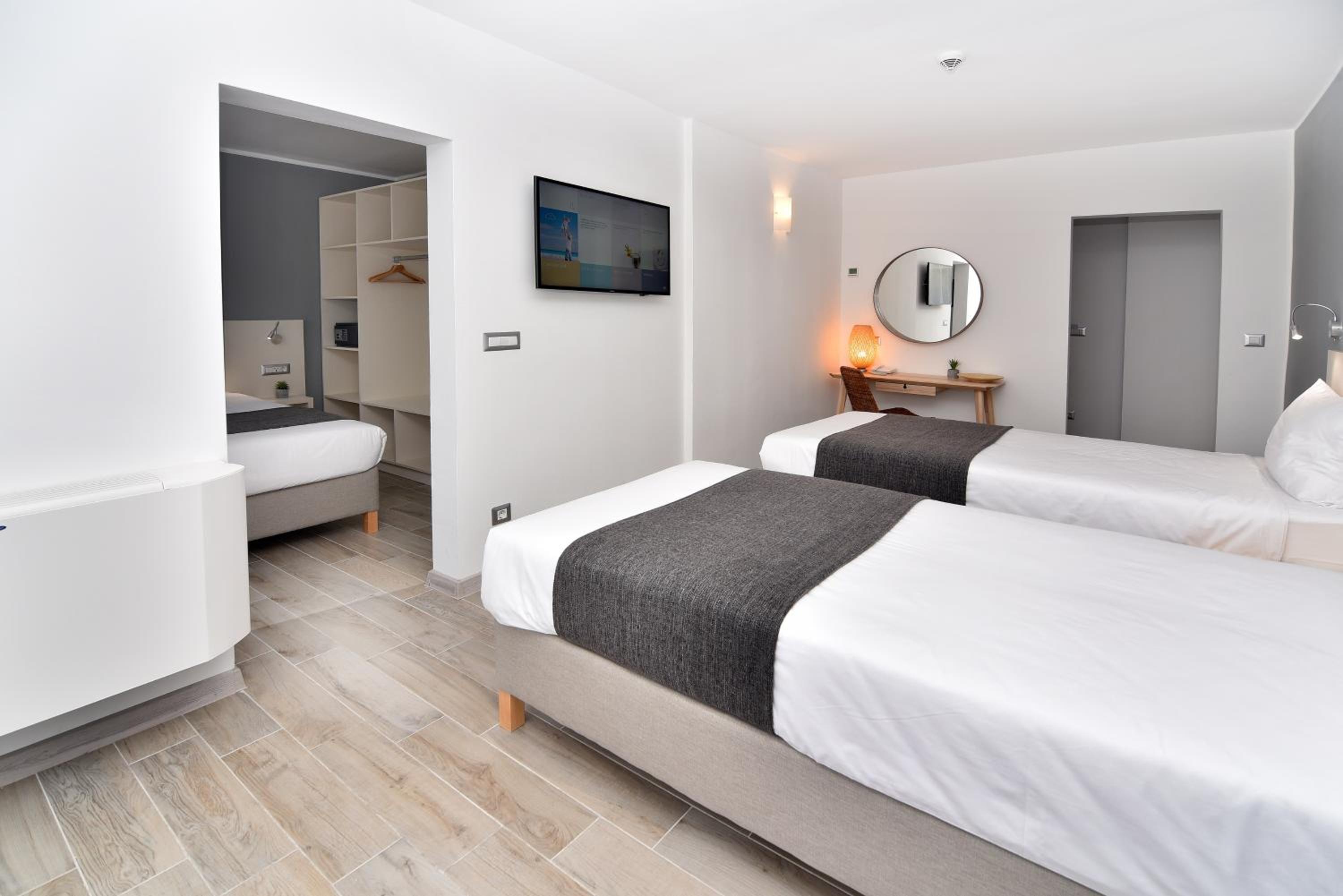 Deluxe Family Suite photo 2