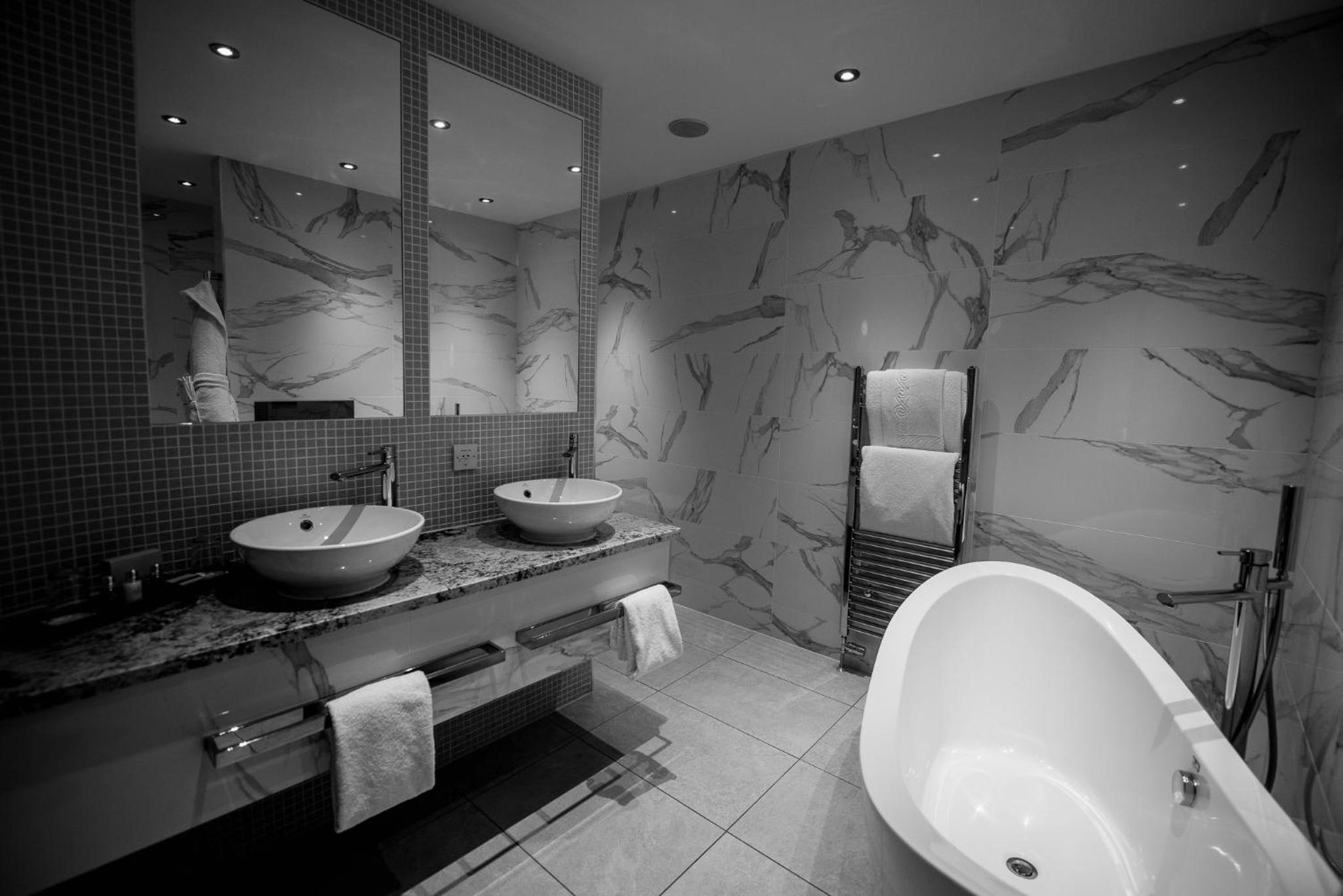 Queen Suite - Photo 11