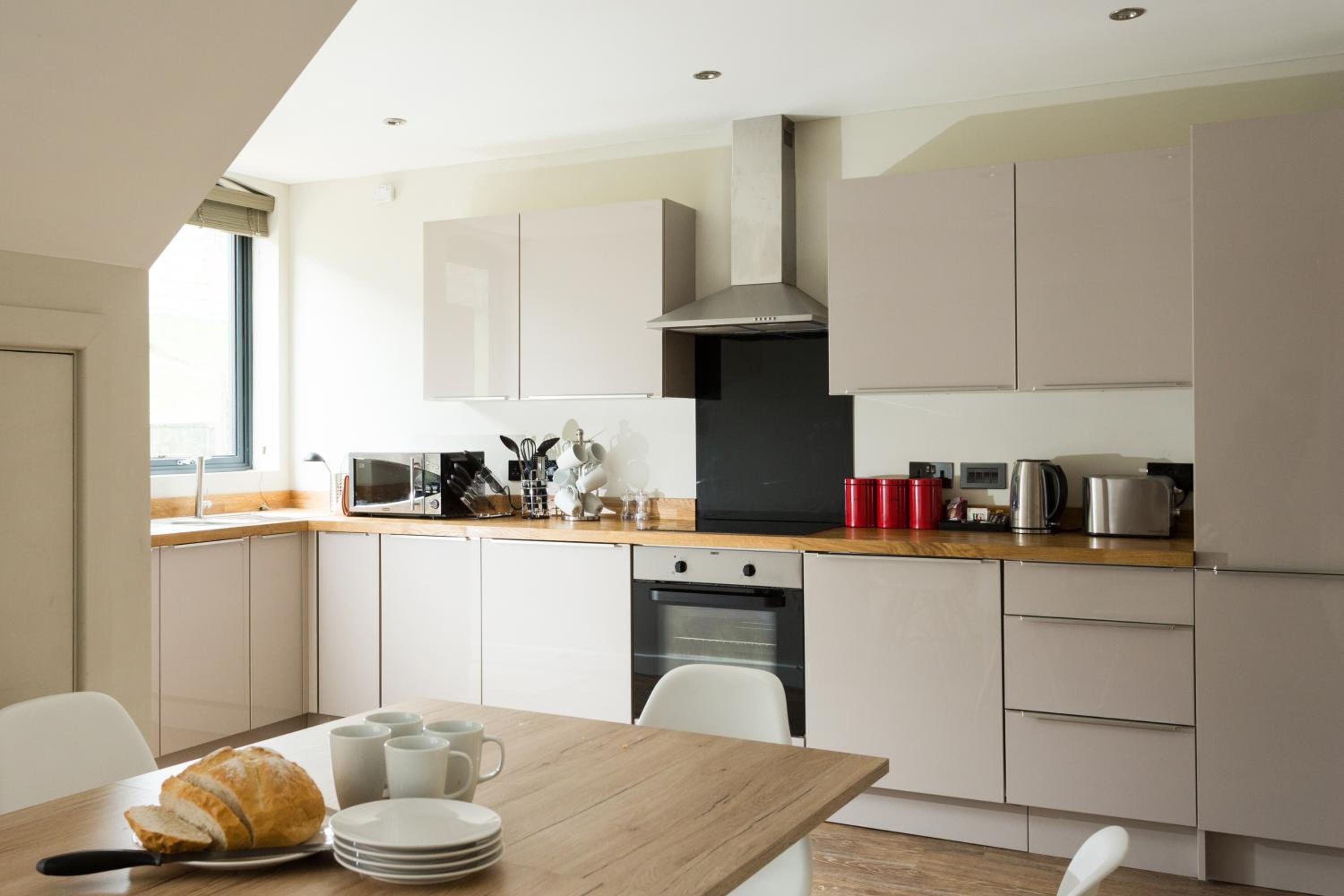 No2 - Four-Bedroom Apartment - Split Level photo 3