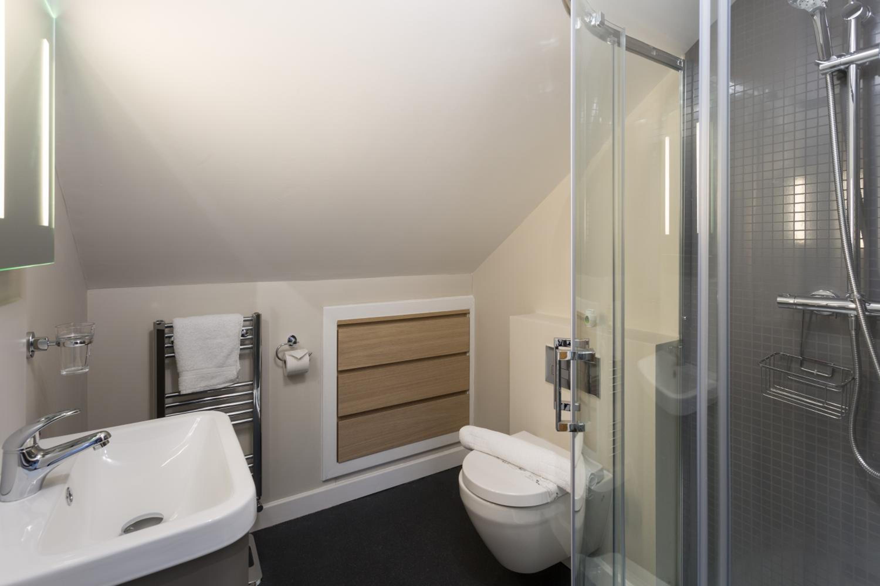 No2 - Four-Bedroom Apartment - Split Level photo 2