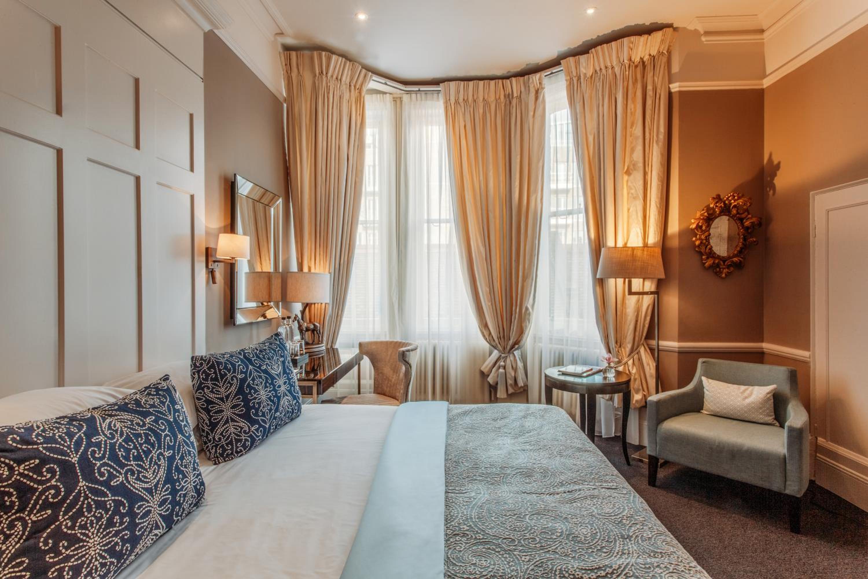 Deluxe King Room at 11 Cadogan Gardens photo 2