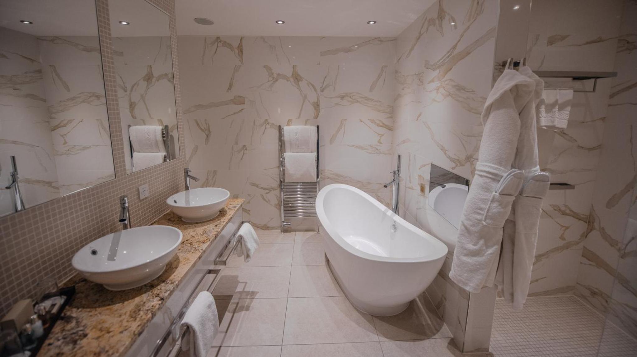 Queen Suite - Photo 2