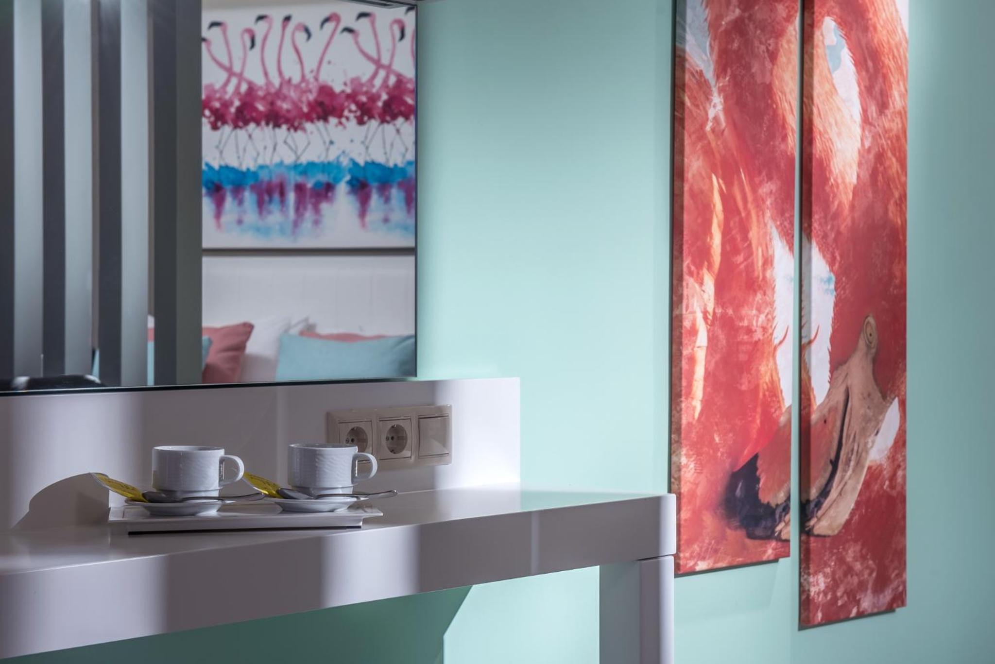 Flamingo Room thumbnail 6