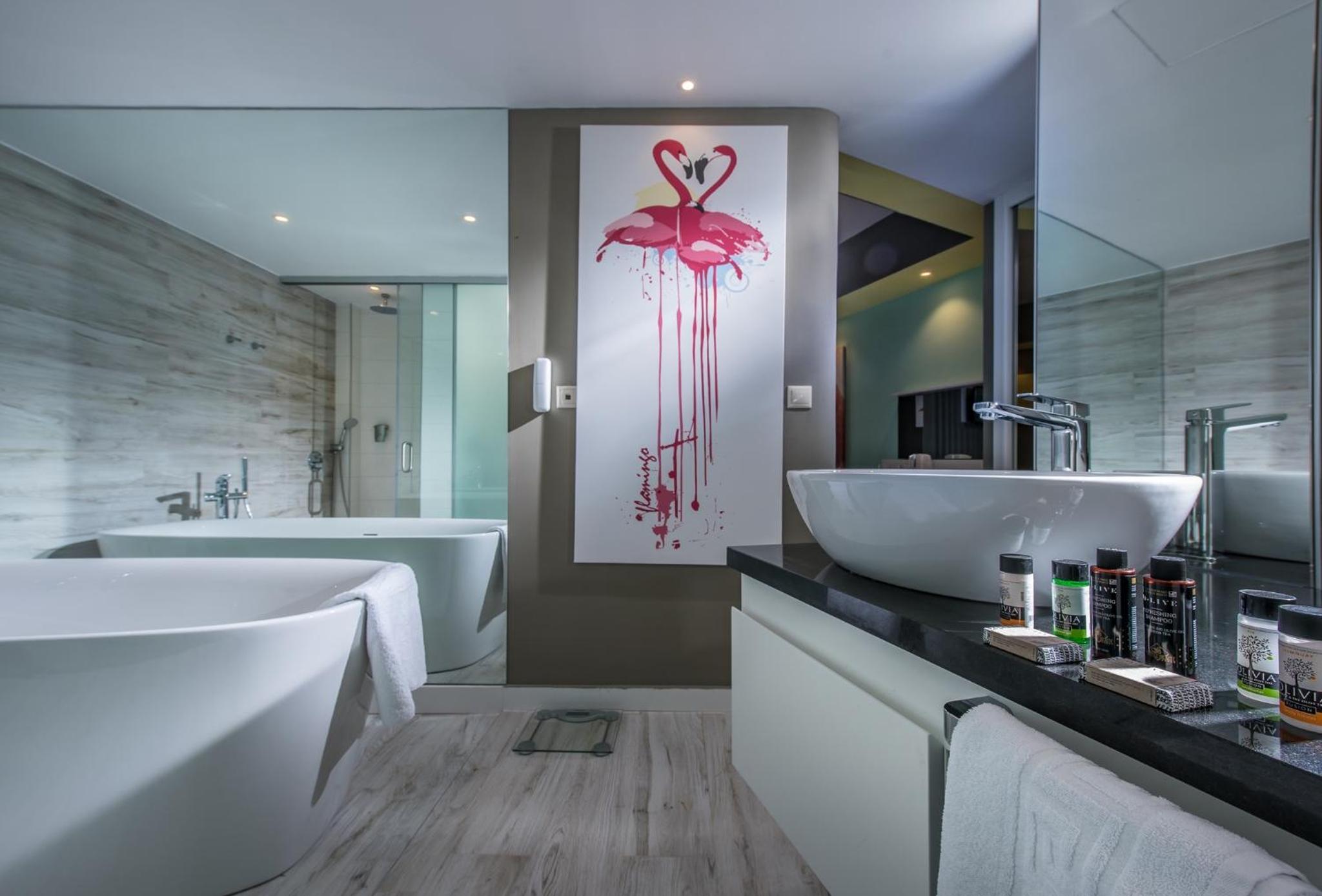 Flamingo Room thumbnail 5