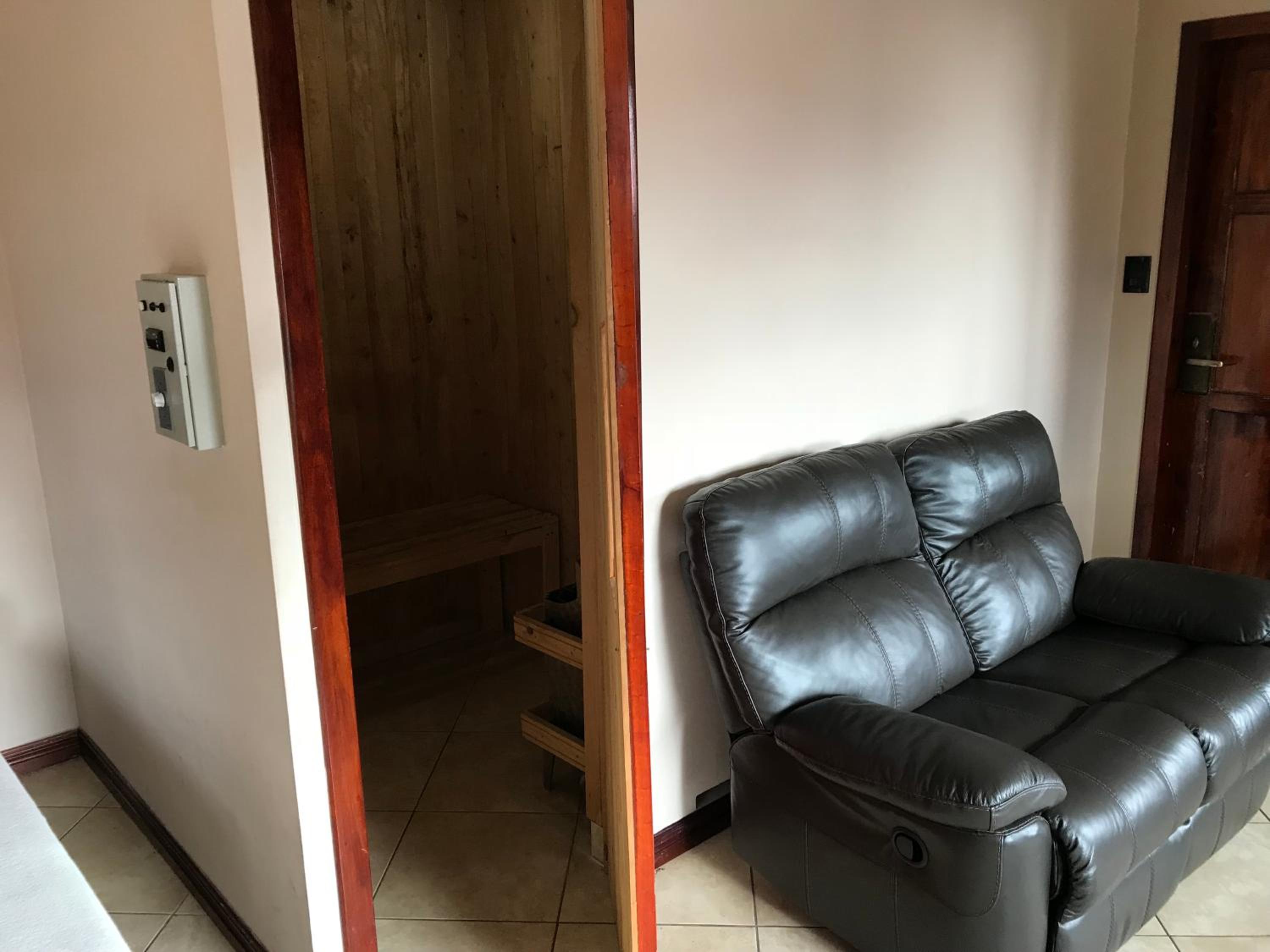 Deluxe King Suite photo 2