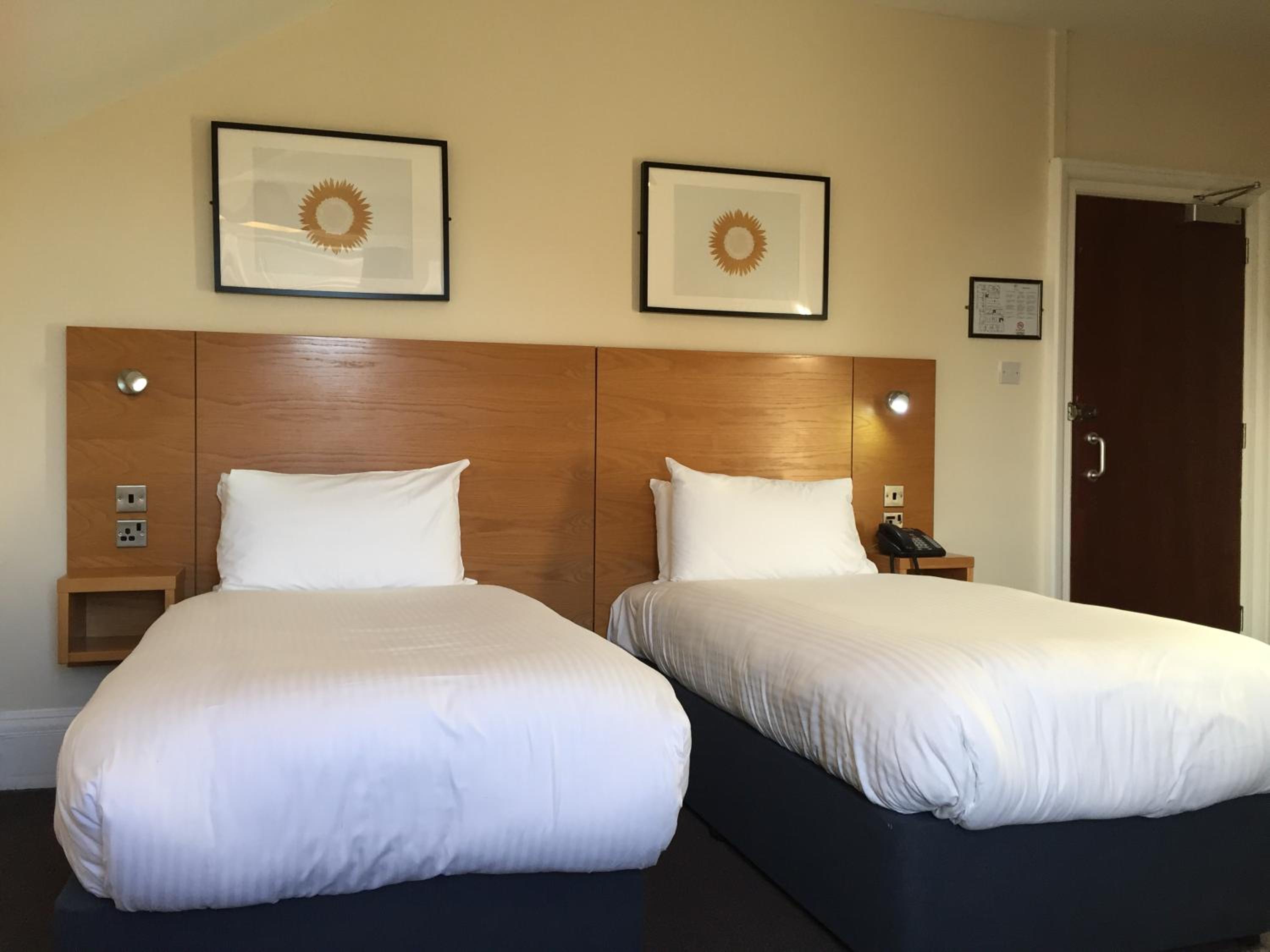 Twin Room - Photo 8