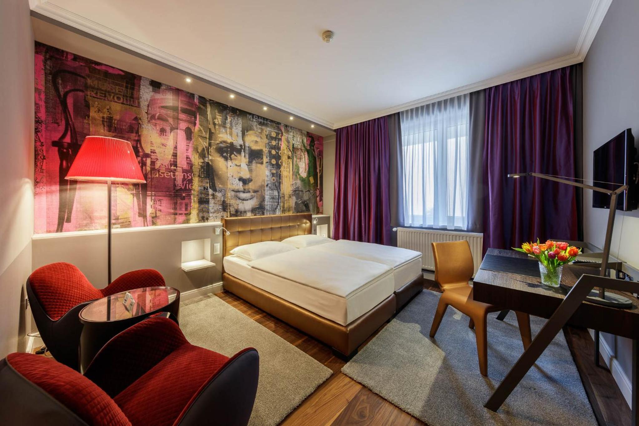 Deluxe Double or Twin Room with Street View photo 3
