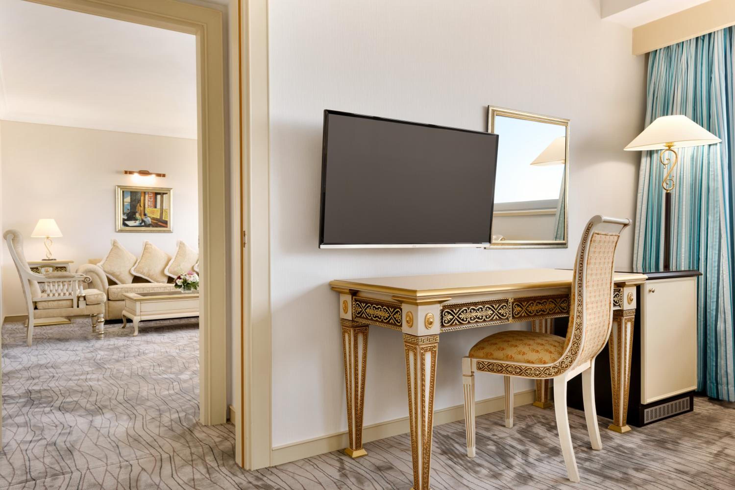 Senior King Suite - Photo 2