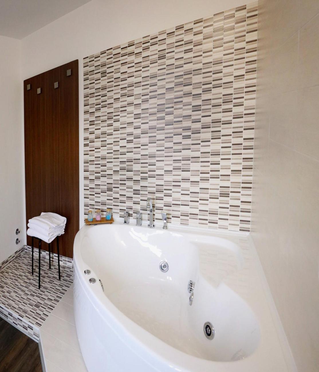 Deluxe Double or Twin Room with Spa Bath photo 2
