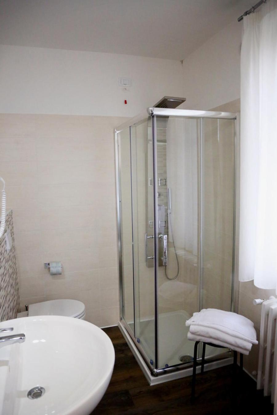 Double Room with Private Bathroom - Photo 2